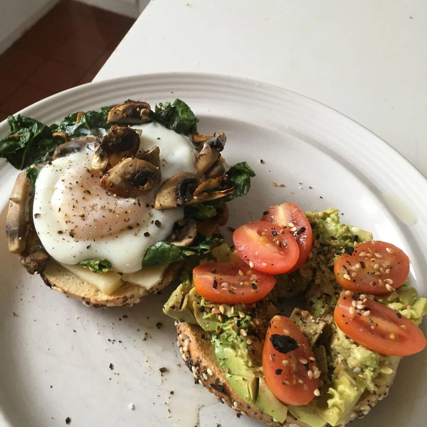 brooooooonch
everythang @nubugel 
half w avo &amp; tomato
half w cheddar, crispy kale, saut&eacute;ed mushrooms &amp; fried egg on it baby baby