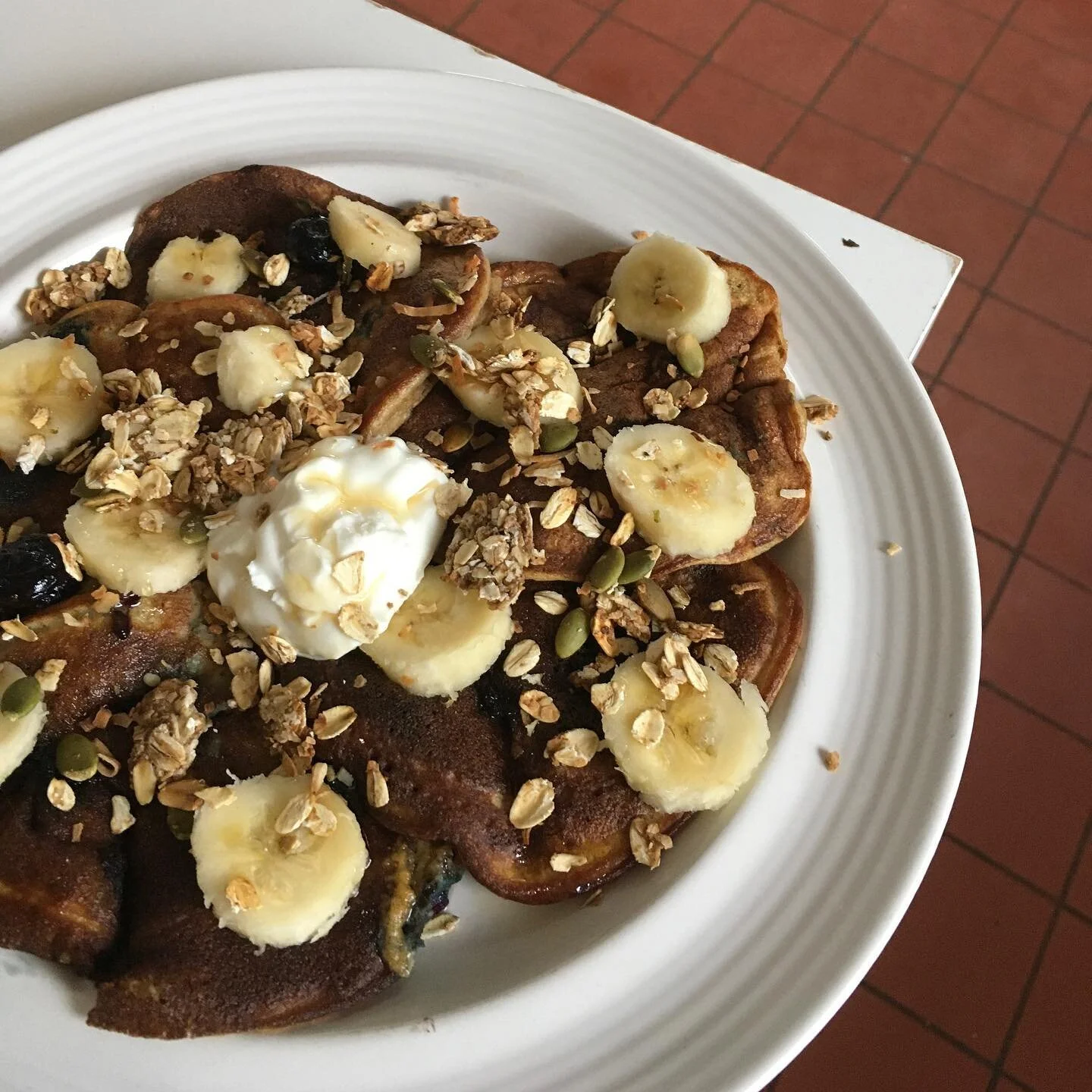 say it with me: SUNDAYS ARE FOR NANNER PANNERS!!!!!

(banana pancakes, that is.)