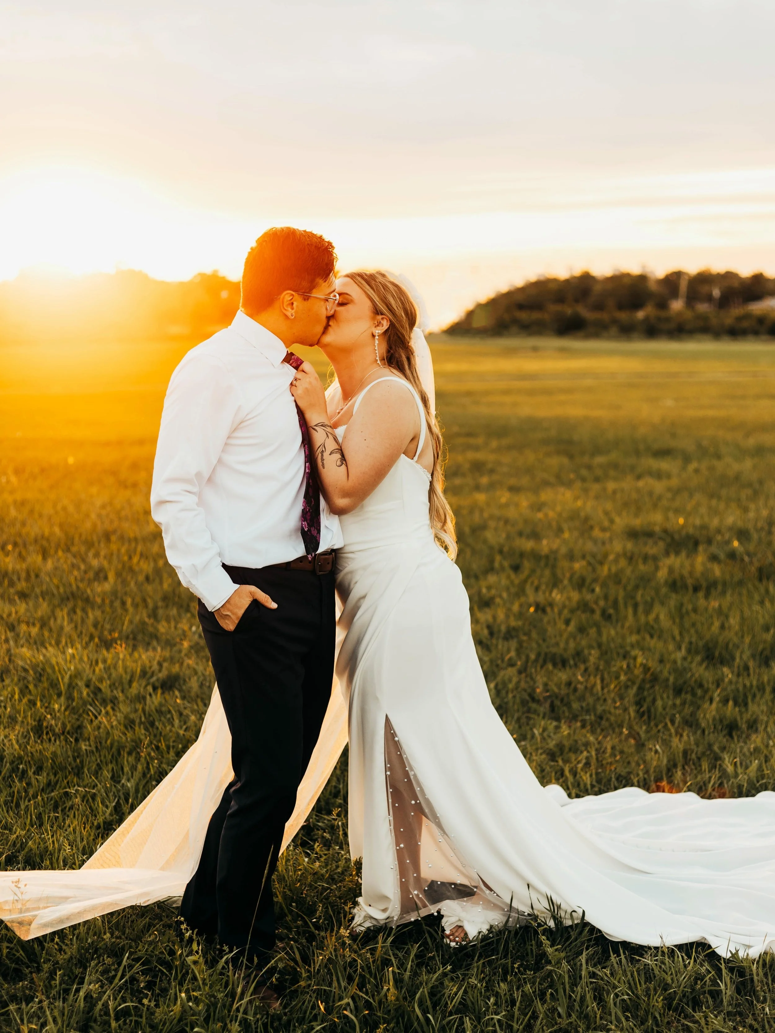 Who knew an old airport turned into an aviation museum would be such a perfect place to say I do&hellip; And the lighting in this place was sooooo dreamy 🌙

Kansas never disappoints 

#weddingday #travelphotographer #kansaswedding #avation #travelco