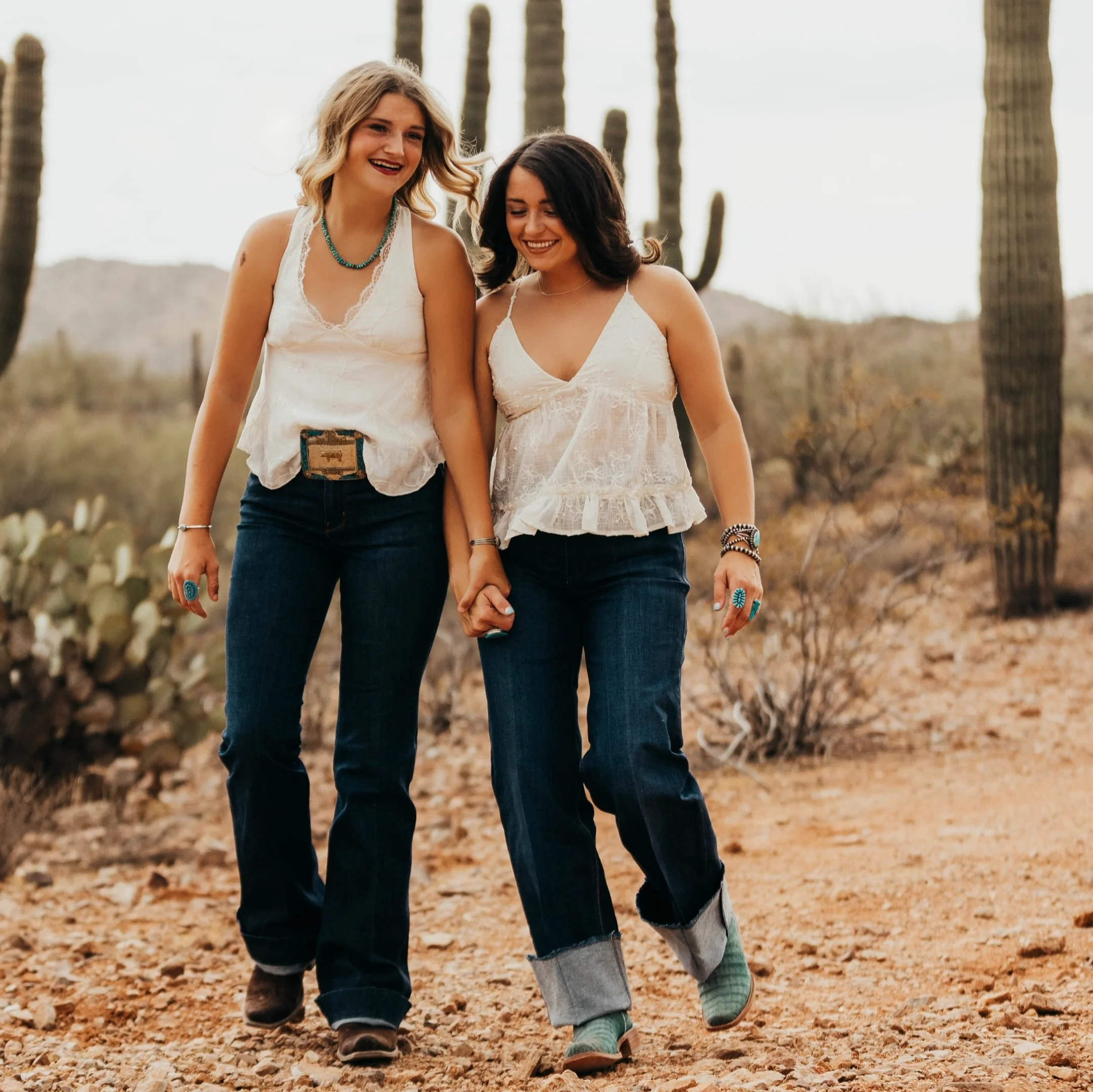 Get the pictures taken with your sister 💌