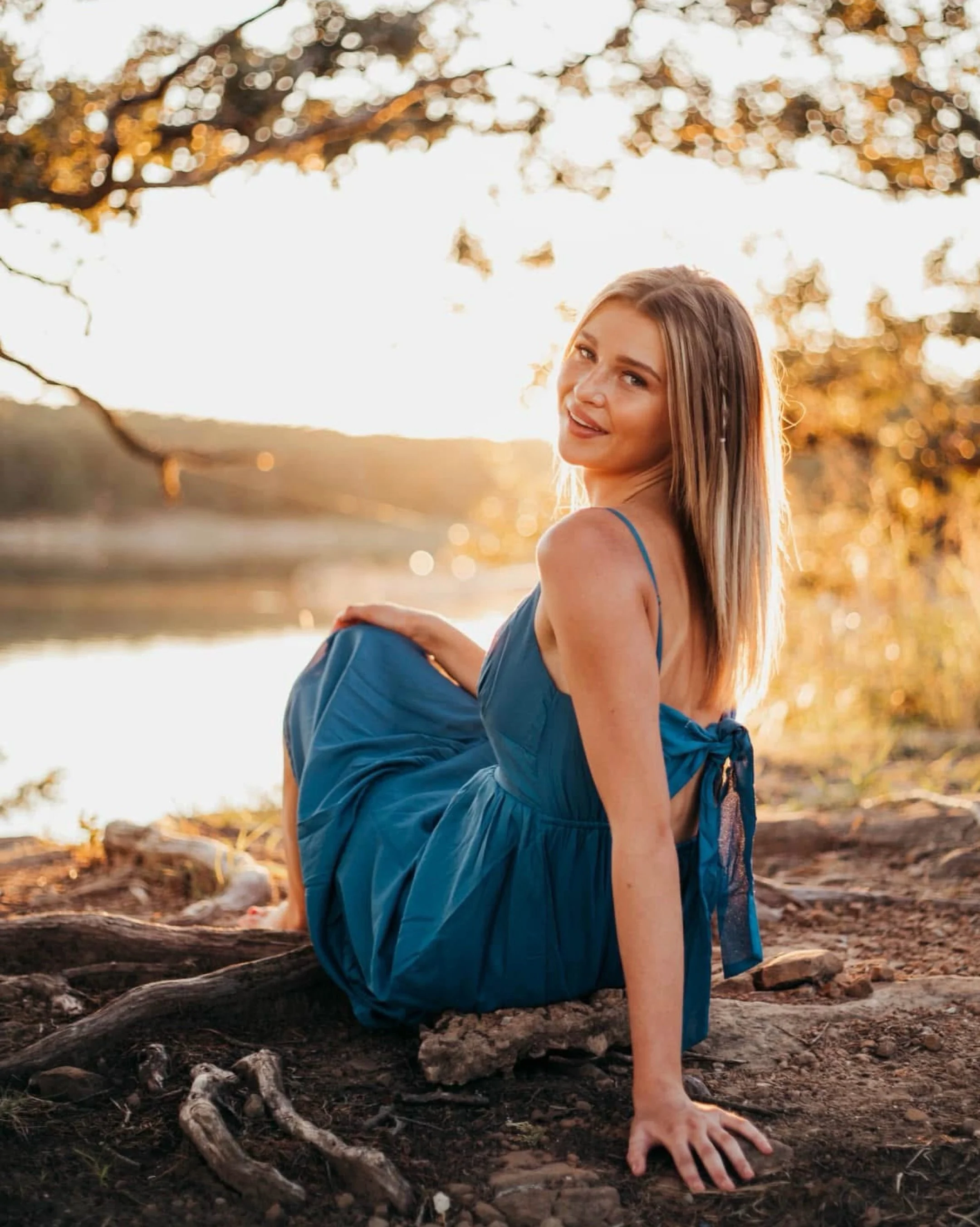 One last goodbye to summer and your reminder to take the photos in every season of life 🦋

#photoshoot #seniorsunday #canon #lakedays