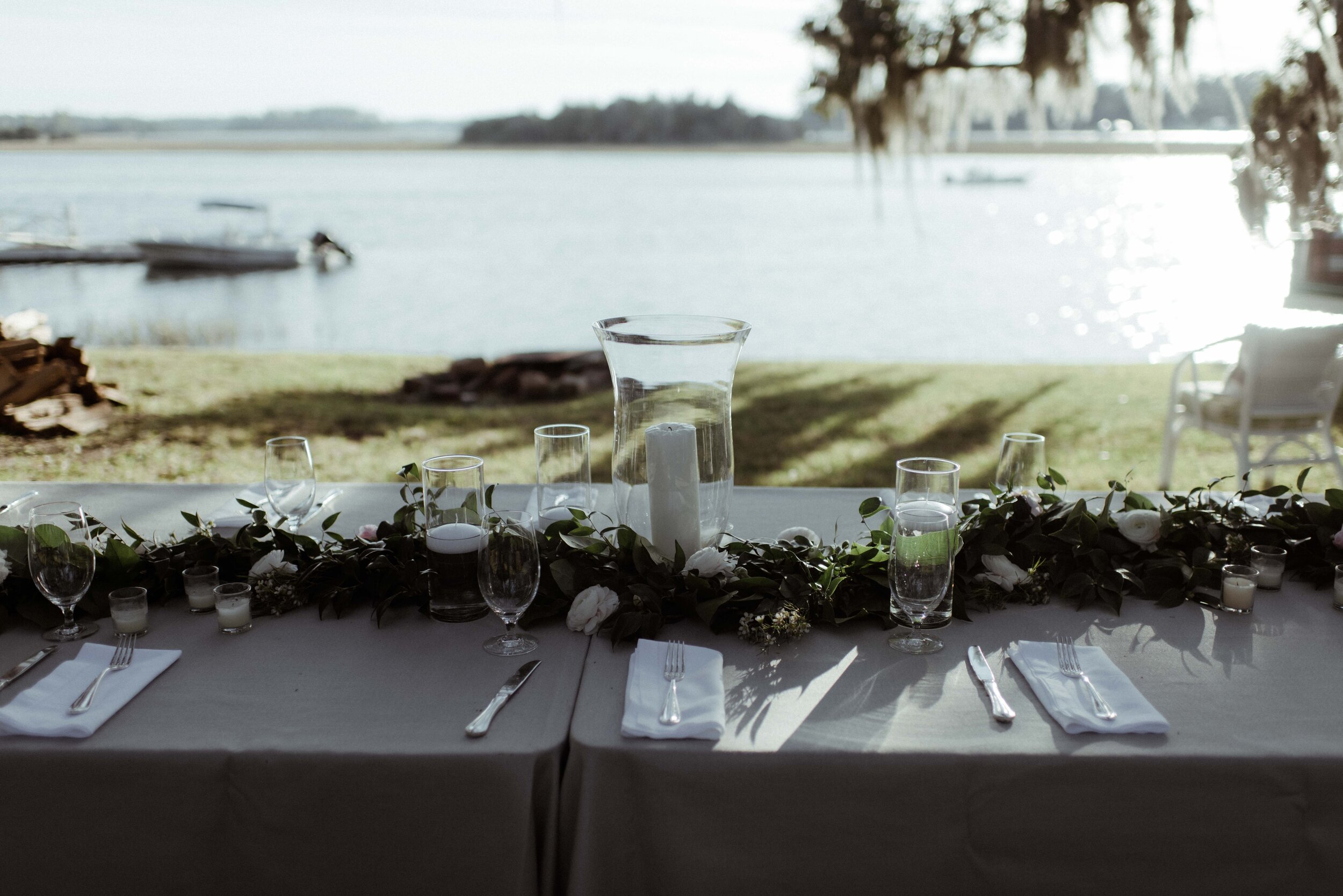 romantic-backyard-wedding-savannah-georgia-simple-tablescape.jpg