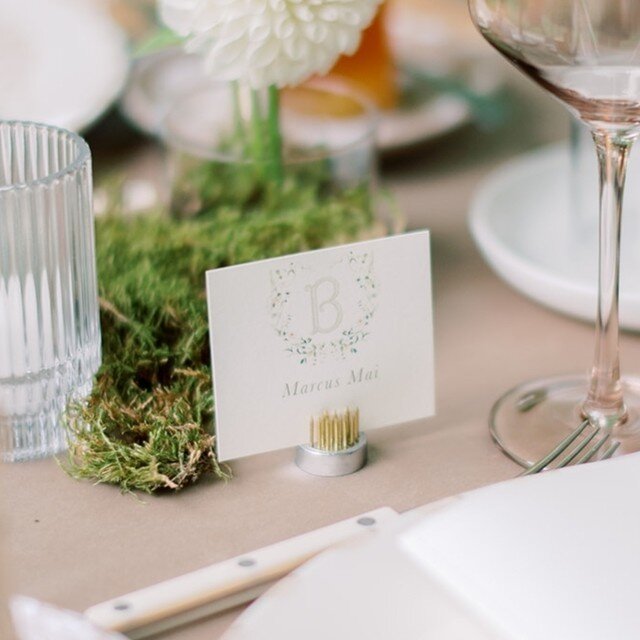 What to know my not-so-secret detail for place cards? When a meal choice is required for the catering staff, I like to make the choice clear, but in a more design friendly way. n this situation, @statuerue designed these ones to have the first letter