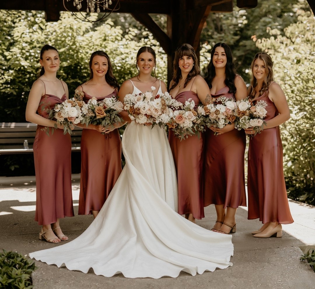 Some favourites of Jess and her bridesmaids in their gorgeous rose satin dresses that make their bouquets pop. 

@jeffshuh
@foreverwildfield
@heathersalema
@jessreinprecht
@esbridal
.
.
.
#WeddingFlorist #WeddingFlowers #BridalBouquet #WeddingBouquet