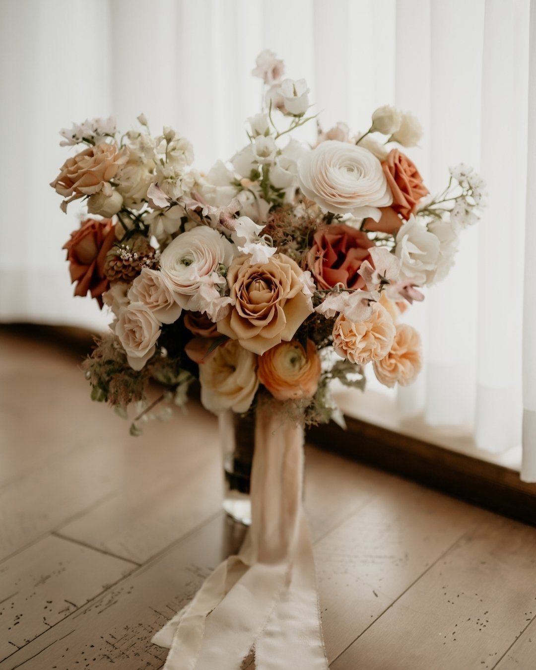 @ForeverWildfield always designs the most classic romantic bouquets with a bit of a twist. I loved this one from last summer with these honey-terracotta roses and peachy rancunculus. 

Photography @jeffshuh
Florals @foreverwildfield
.
.
.
#BridalBouq