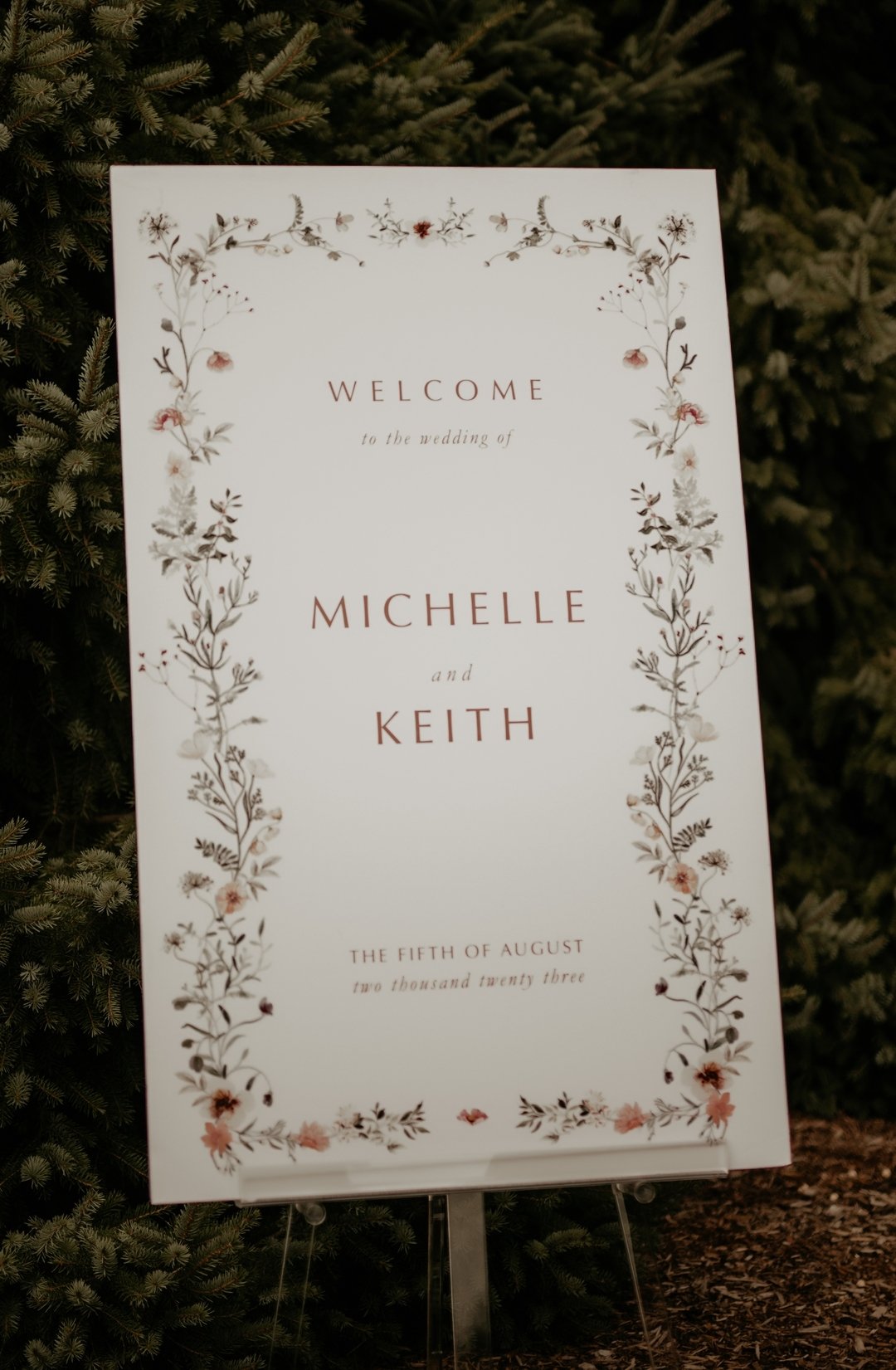 A simple foamcore welcome sign can become quite elegant with the right design. This floral wreath matched the invitation suite making it immediately recognizable to their guests.

Stationery @statuerue
Photography @jeffshuh
Bride @michellemackay999
.