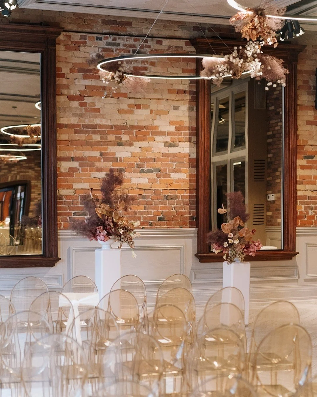 Embracing the red tones in the Gladstone House Ballroom was just what it needed. Creating a warm wedding colour palette with earthy tones and a mixture of textures in the florals helps to build on the natural textures in the brick and wood frames.

@