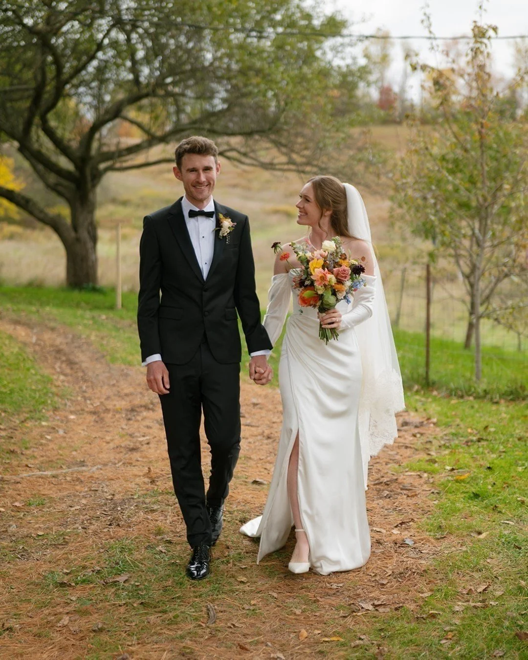There was never any doubt where Ruby wanted to get married. No matter where life and careers had taken her and Derek around the world, her heart always led back to her parents&rsquo; family farm in Dundas, Ontario.

With only a warm fall color palett
