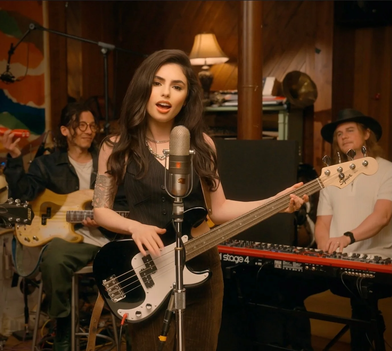 Swipe for a behind the scenes giggling pic 😅