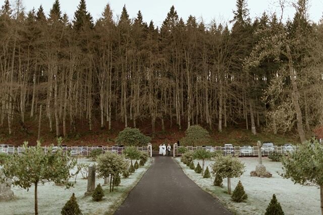 Behold the virtuous and beautiful arrival of the Bride, as the sun begins to consider setting on New Years Eve 😍⁠
⁠
Everything about this image is why Scotland is an amazing location for Weddings all year round!⁠
⁠
Image by @luke_j_bell⁠
⁠
⁠
#photob