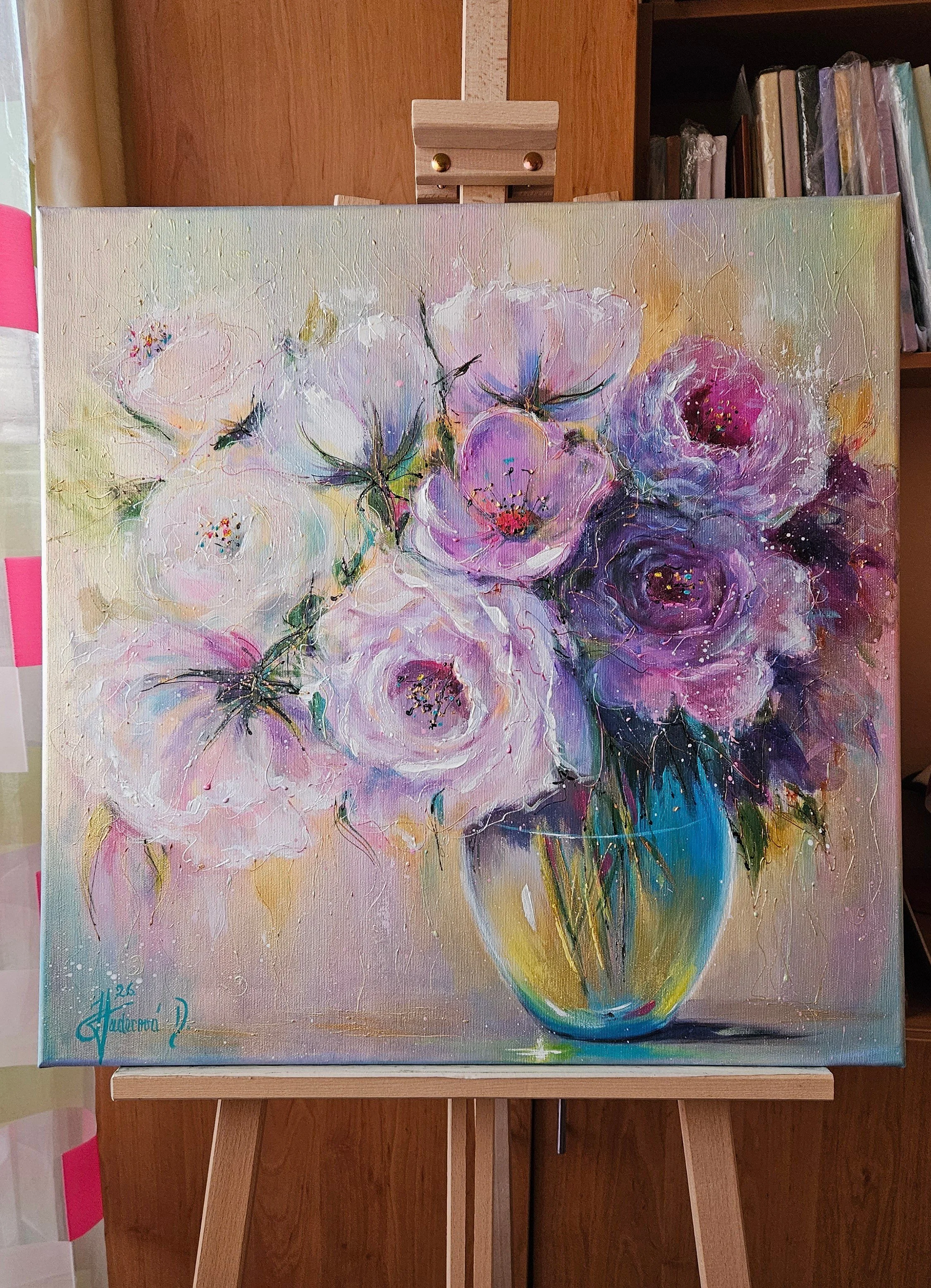 Moderný obraz s veľkými kvetmi vo váze.  Zlaté a perleťové odlesky. Zátišie s kvetmi. Ručne maľovaný obraz na predaj.