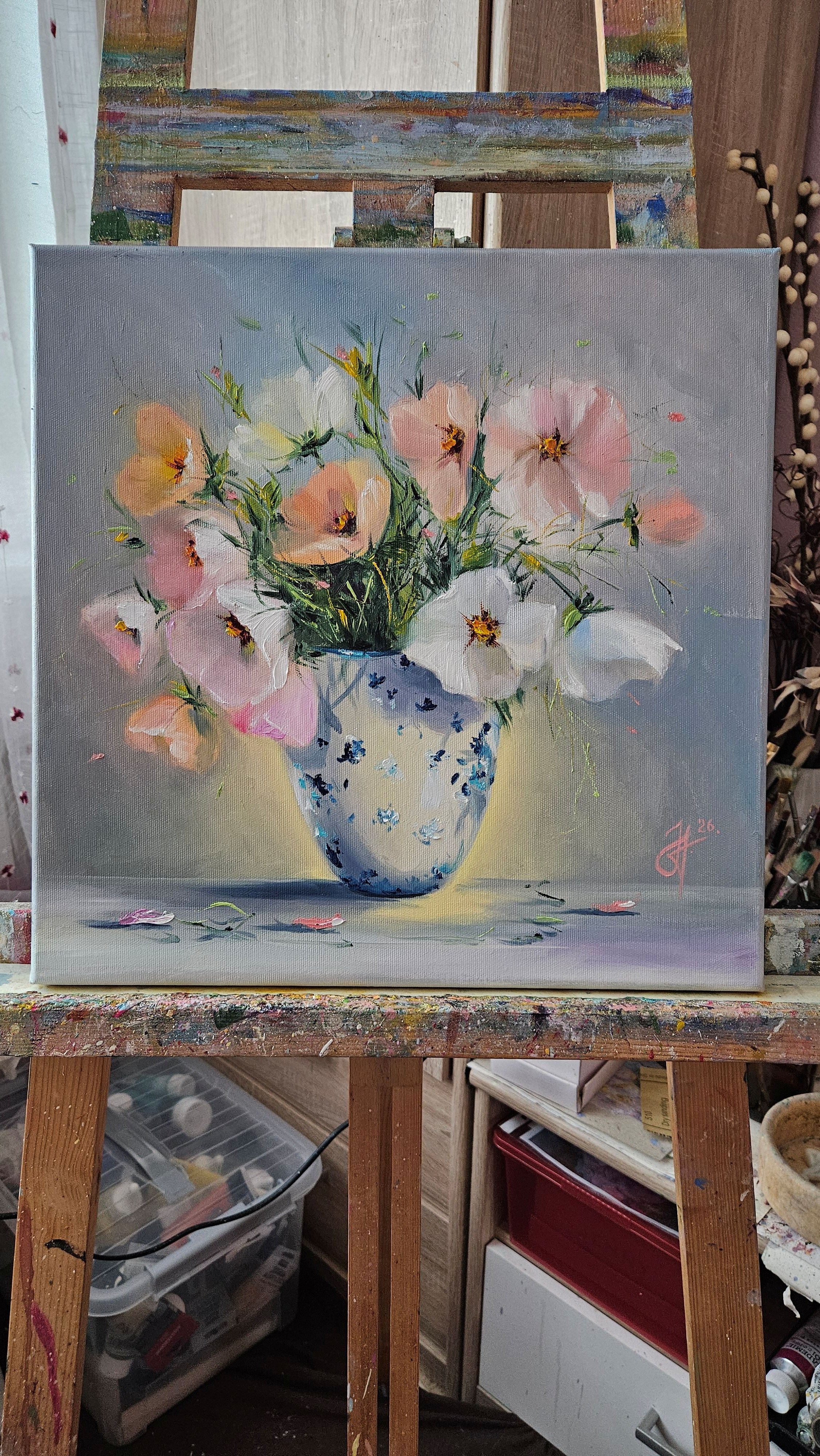 Krasule v maľovanej váze. Zátišie s jarnými kvetmi. Ručne maľovaný obraz na predaj.