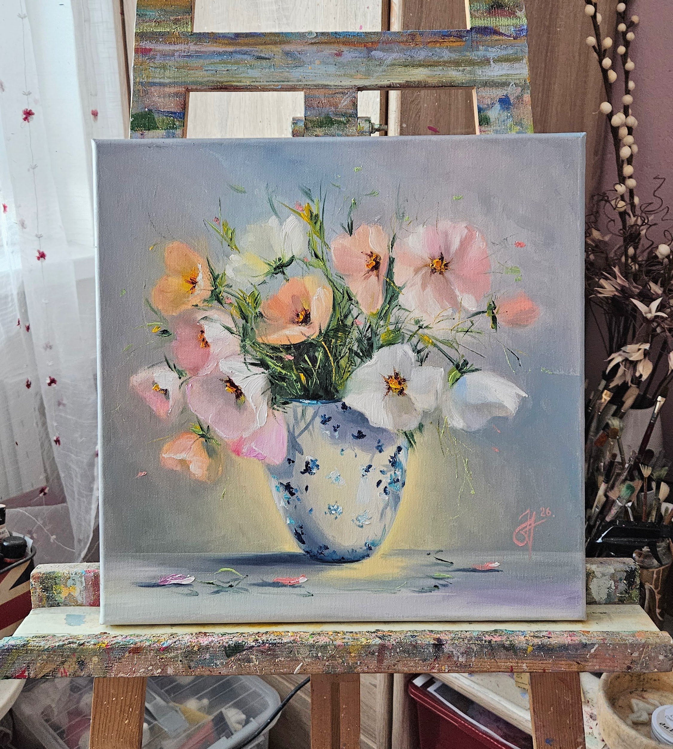 Krasule v maľovanej váze. Zátišie s jarnými kvetmi. Ručne maľovaný obraz na predaj.