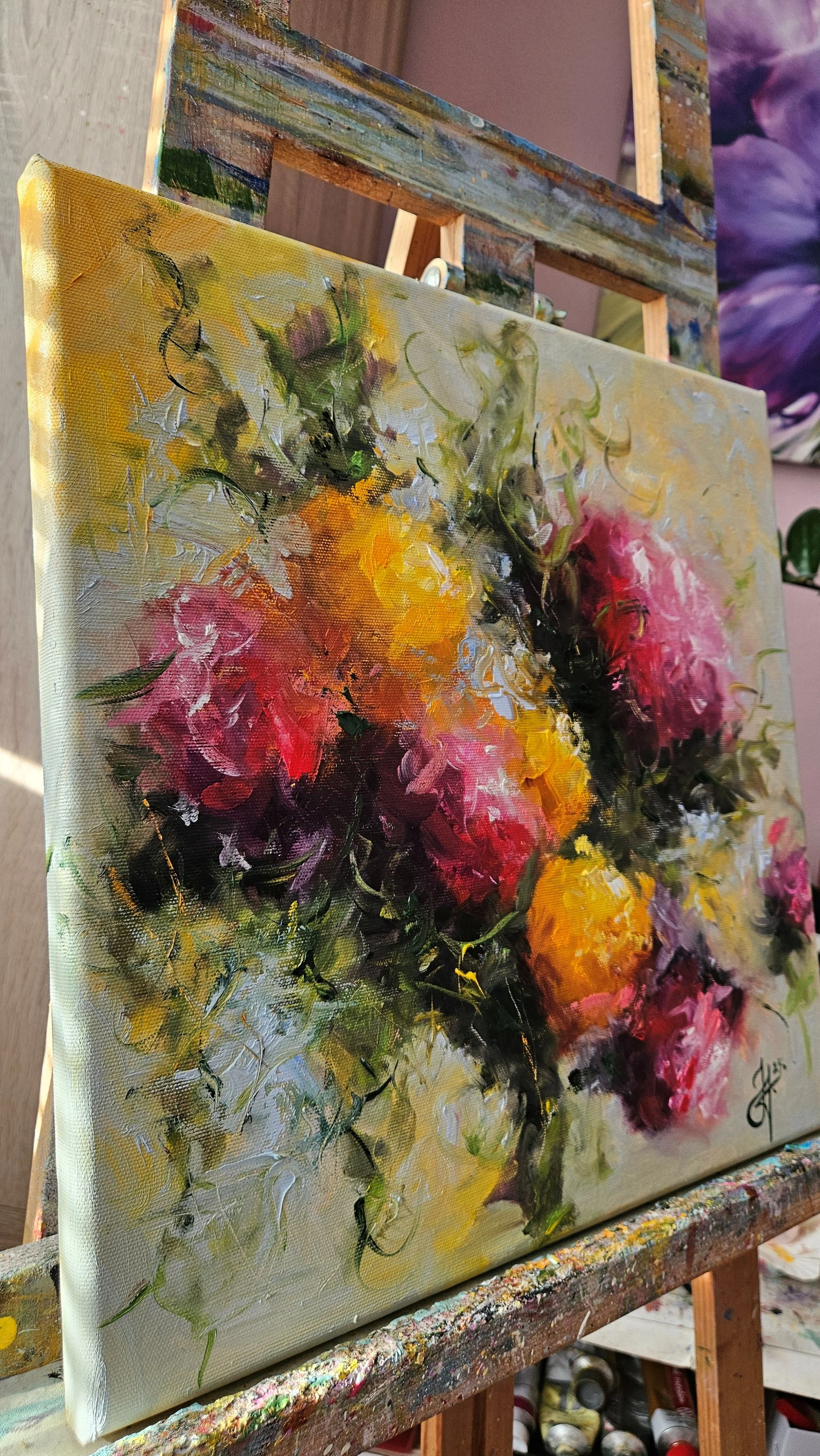 Žlté a ružové kvety. Ručne maľovaný obraz na predaj. Zátišie s kvetmi.