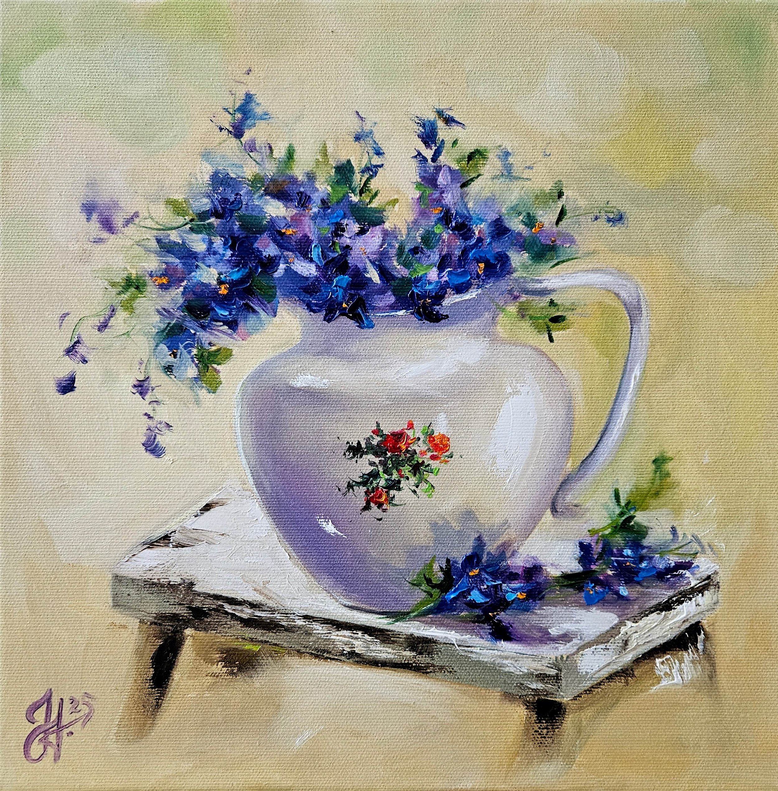 Fialové lúčne kvietky v maľovanom porcelánovom džbáne. Vintage obraz vhodný na chalupu. Zátišie s kvetmi.