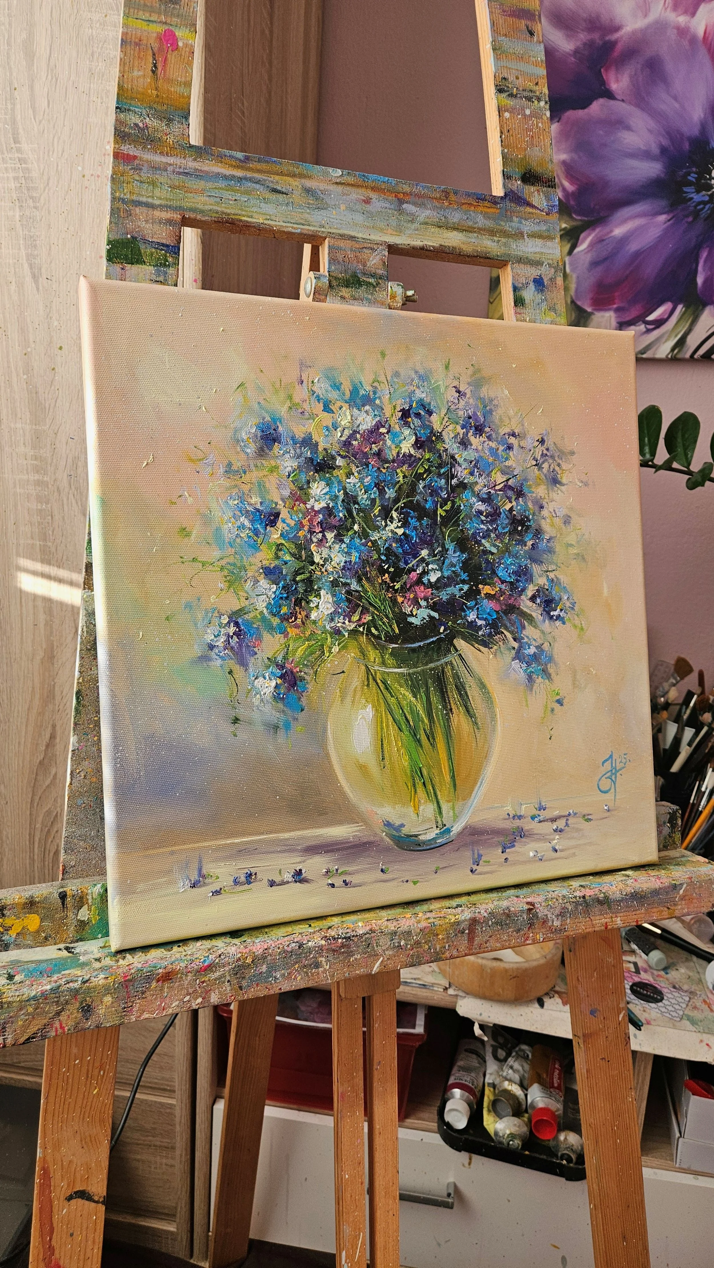 Nezábudky vo váze. Zátišie s lúčnymi kvetmi. Ručne maľovaný obraz na predaj. Forget-me-nots.