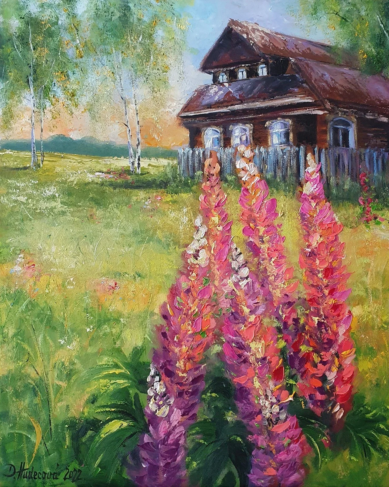 Letná príroda s drevenou chalupou a kvetmi. Lupínie pred domom.