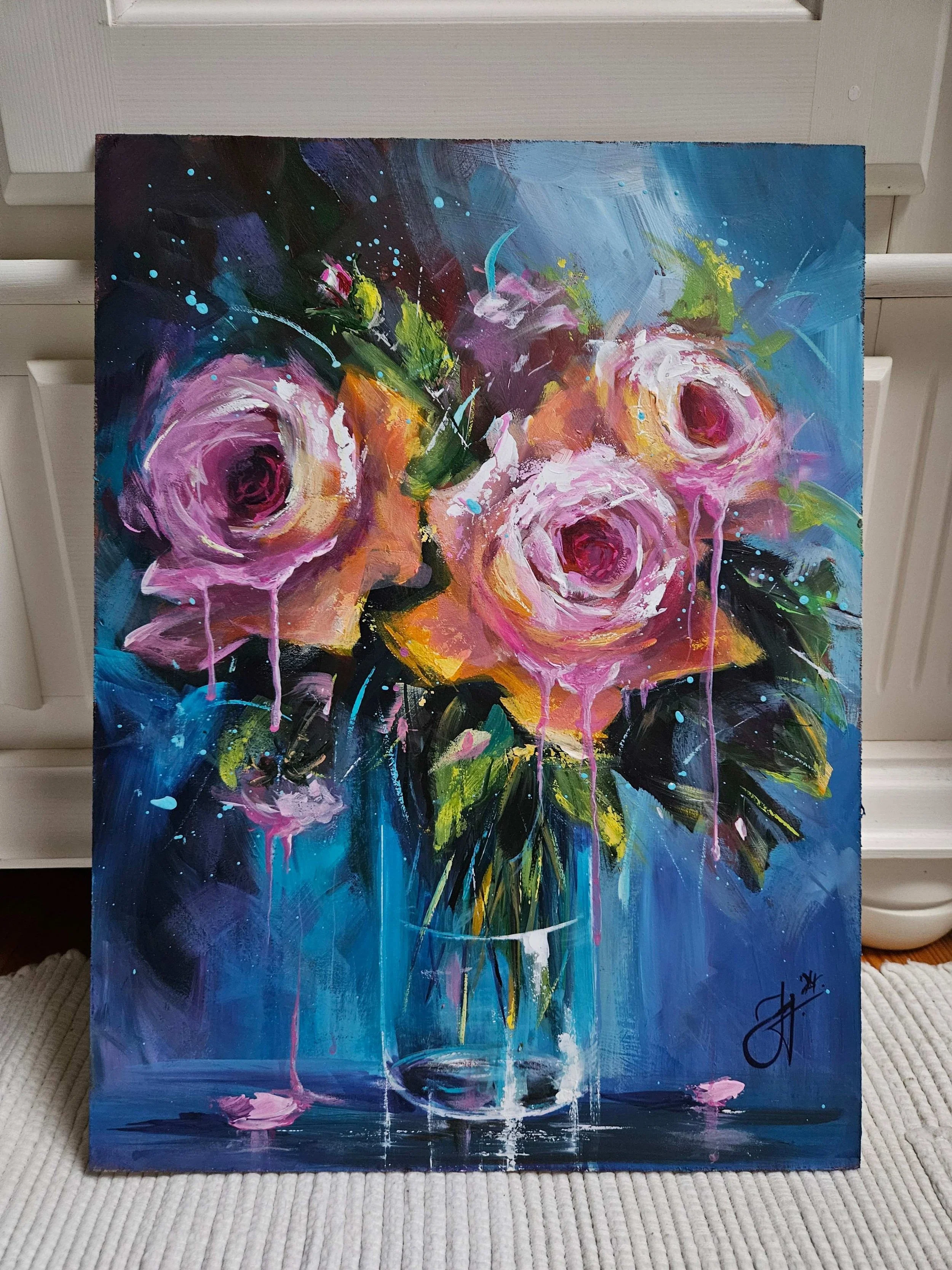 Moderný obraz s ružovými ružami vo váze na tmavom pozadí.   Zátišie s kvetmi. Ručne maľovaný obraz na predaj.
