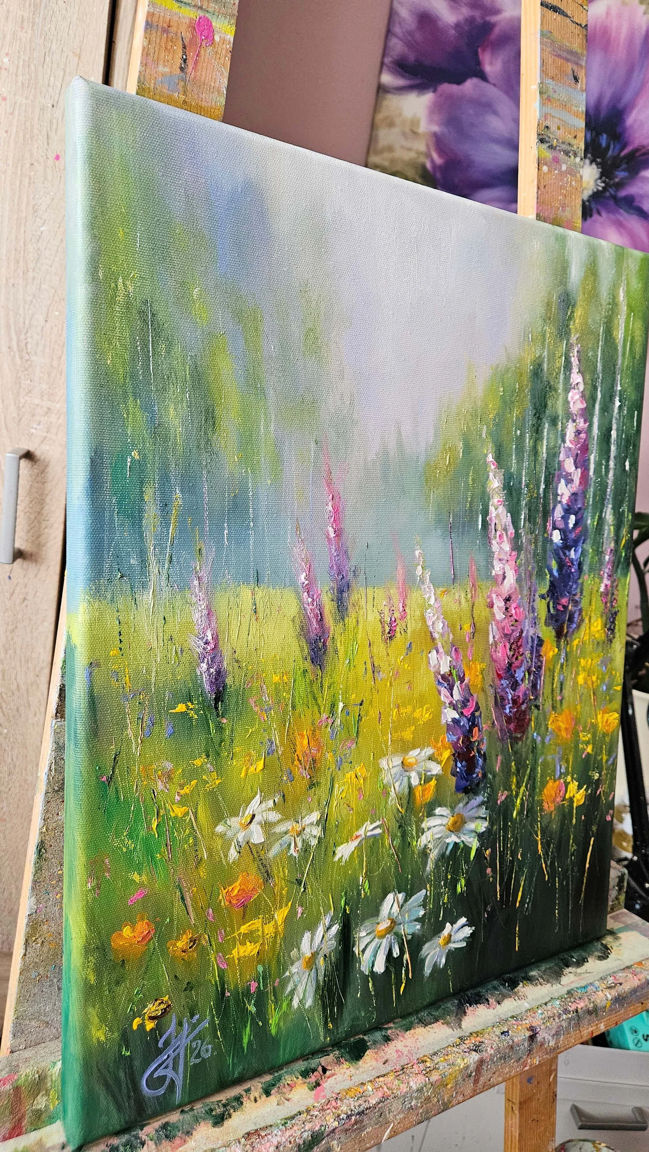 Letná lúka s kvetmi. Lupínie na čistinke v prírode. Ručne maľovaný obraz na predaj.