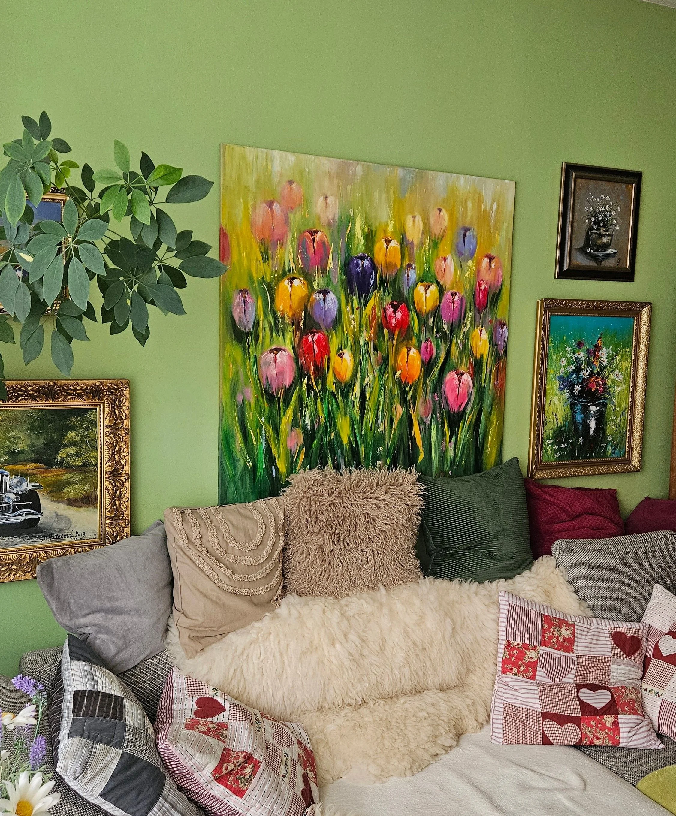 Farebné tulipány v záhrade. Moderný obraz s kvetmi. Ručne maľovaný obraz na predaj.