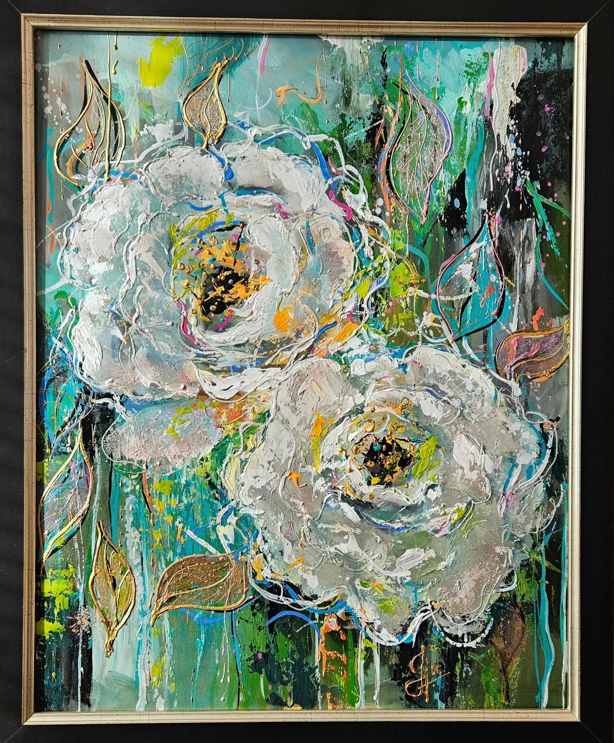 Obraz s veľkými bielymi kvetmi  so zlatými a perleťovými odleskami. Moderný obraz s kvetmi.