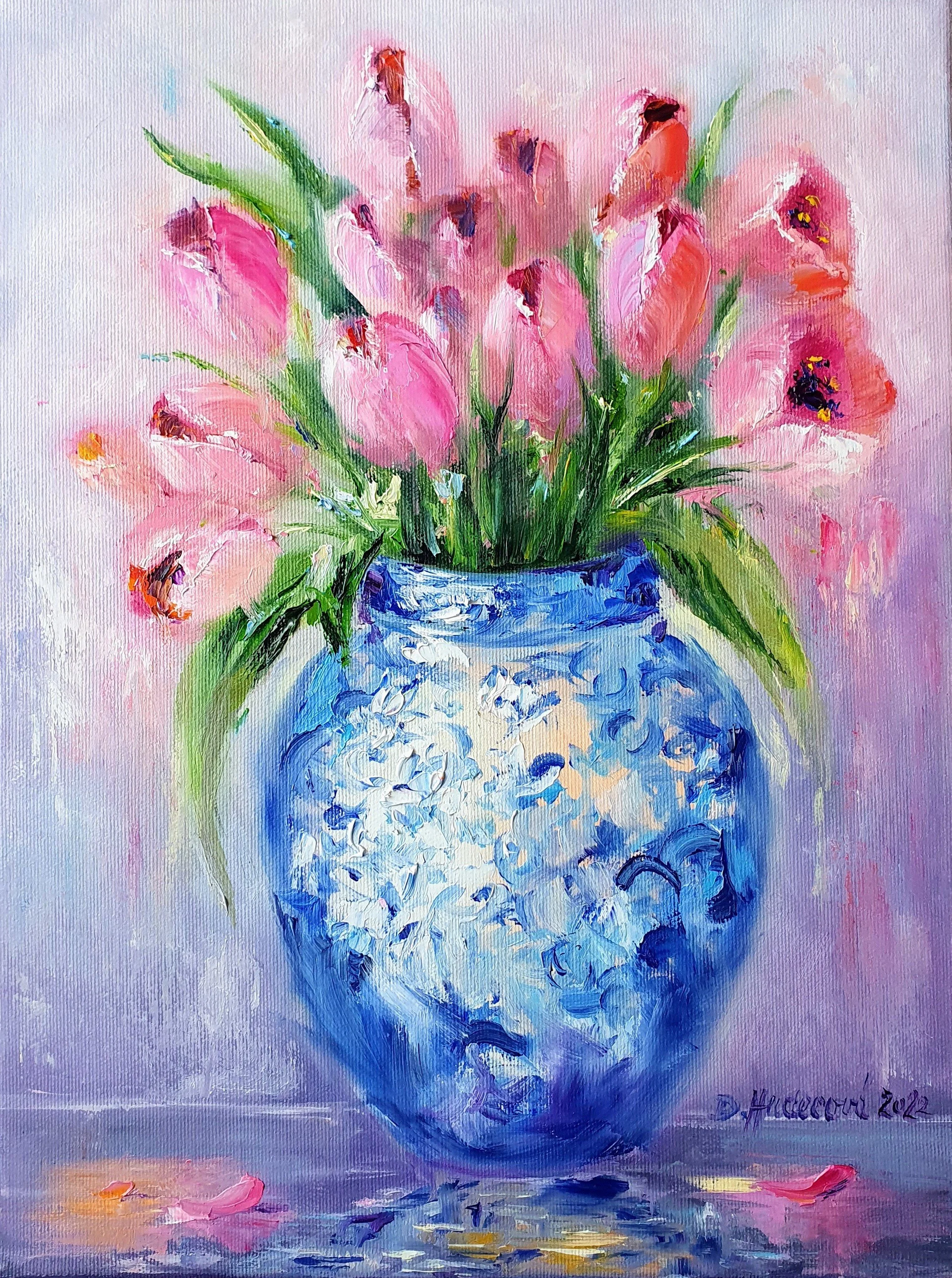 Ružové tulipány v  maľovanej váze.