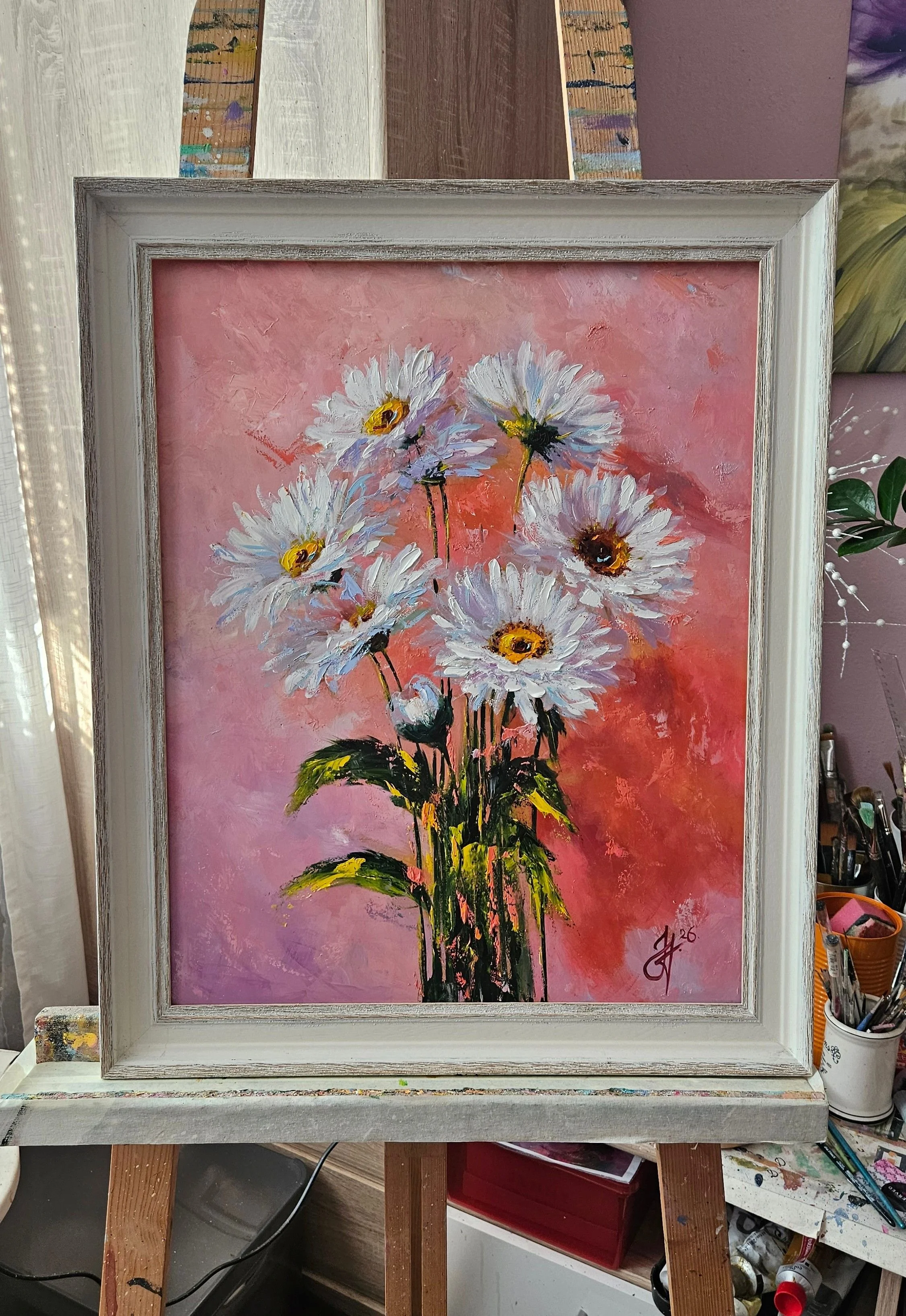 Biele margaréty na ružovom pozadí. Zátišie s kvetmi. Ručne maľovaný obraz kvetov na predaj.