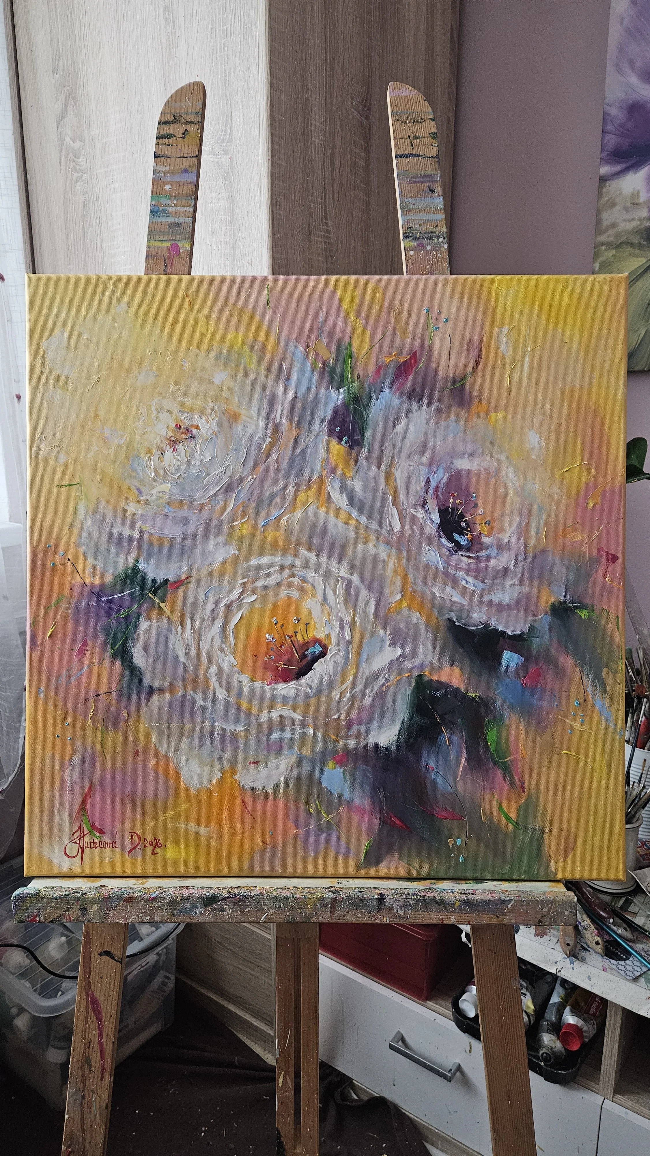 Biele pivónie na žltom pozadí. Moderný obraz. Zátišie s kvetmi. Ručne maľovaný obraz na predaj.