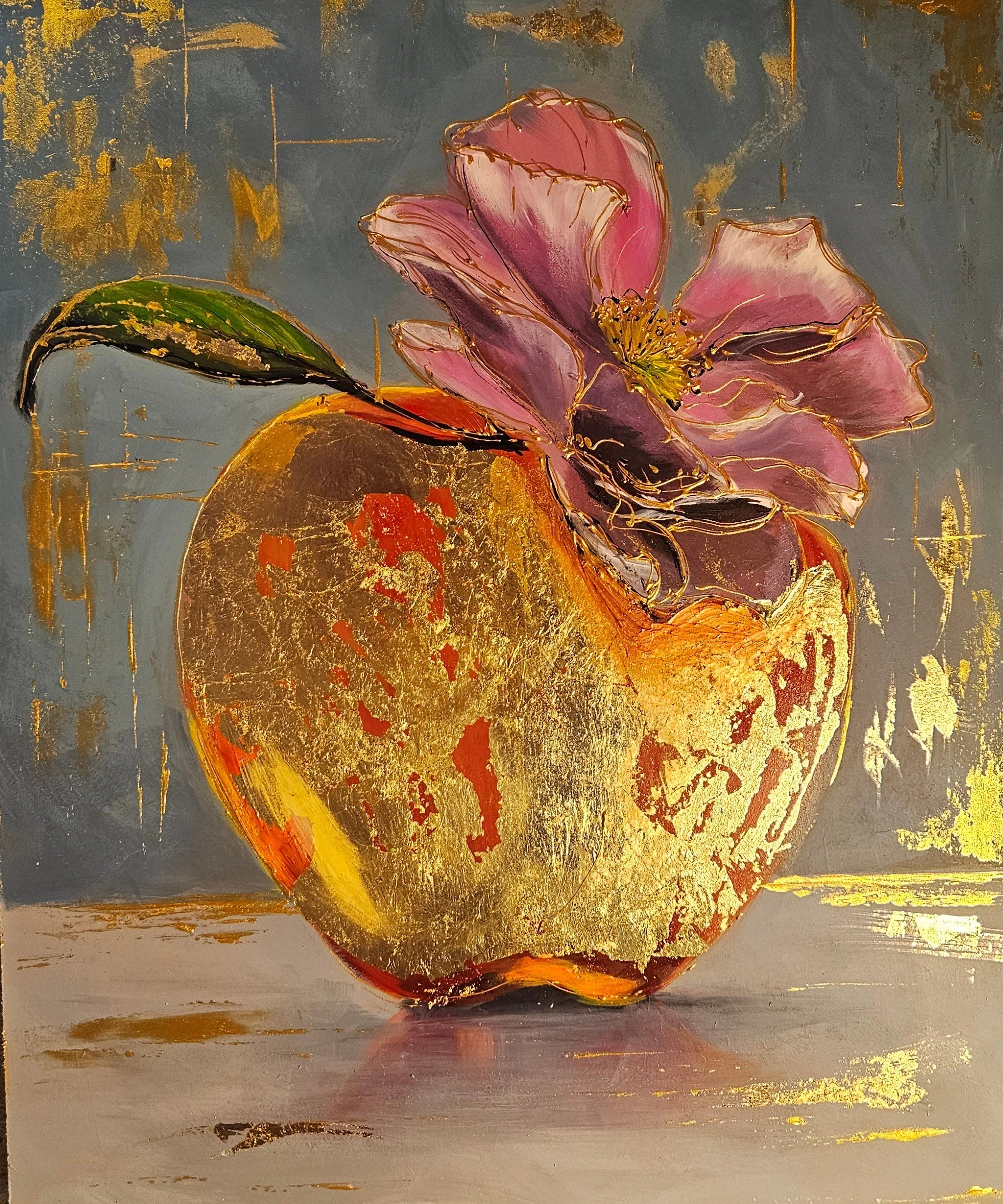 Obraz so zlatým jablkom a kvetom. Moderný obraz. Ručne maľovaný obraz na predaj.
