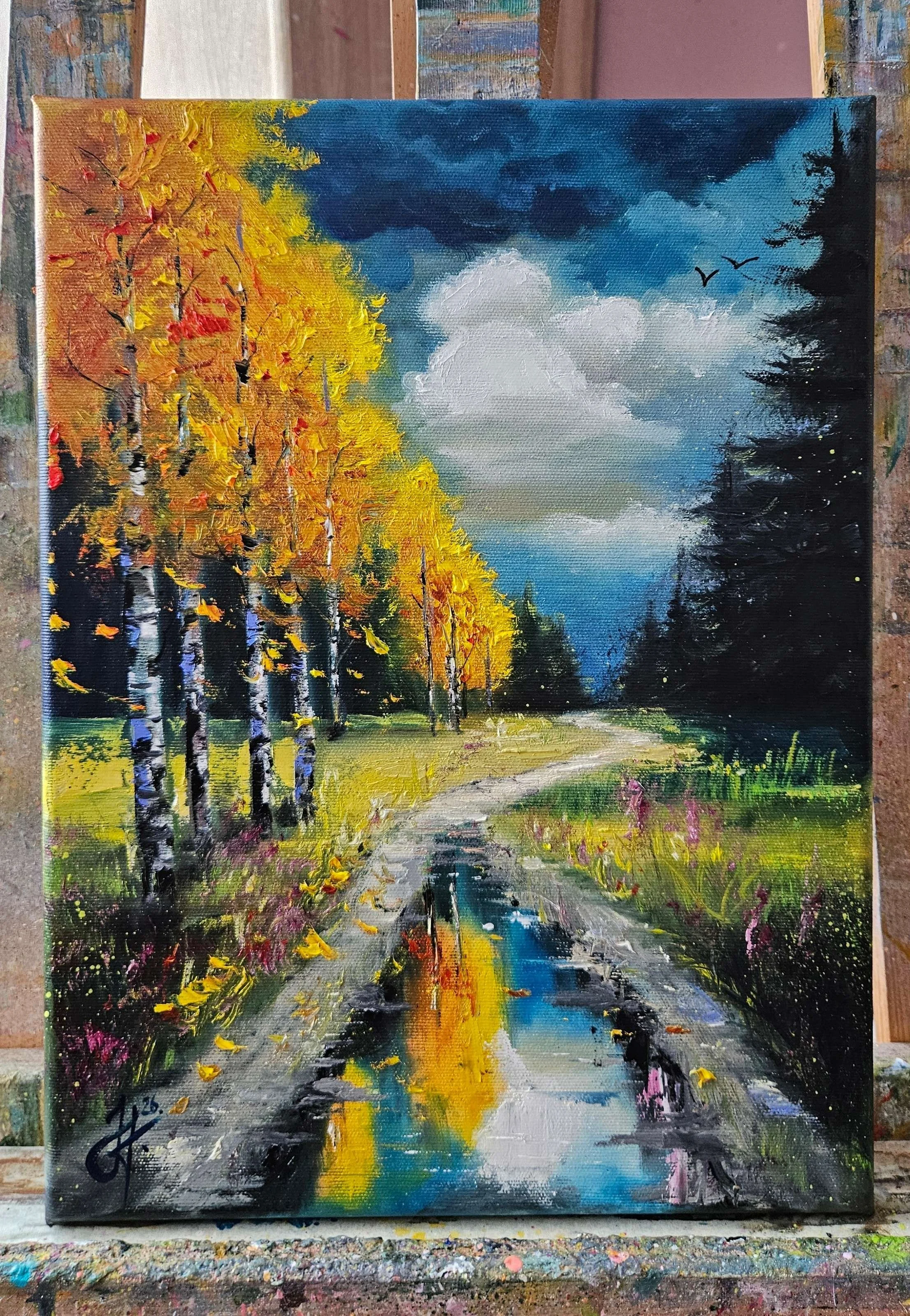 Letná príroda po búrke. Tmavá dramatická obloha, brezy,  mláky na lesnom chodníku. Ručne maľovaný obraz na predaj.
