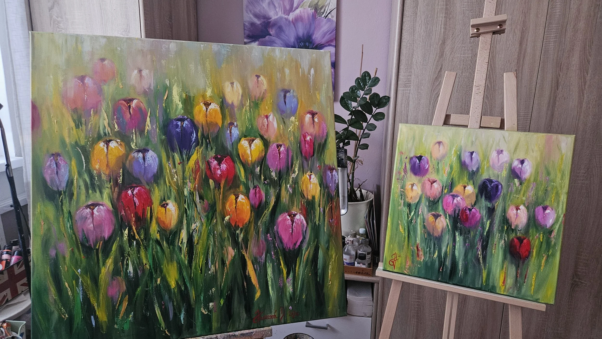 Farebné tulipány v záhrade. Moderný obraz s kvetmi. Ručne maľovaný obraz na predaj.