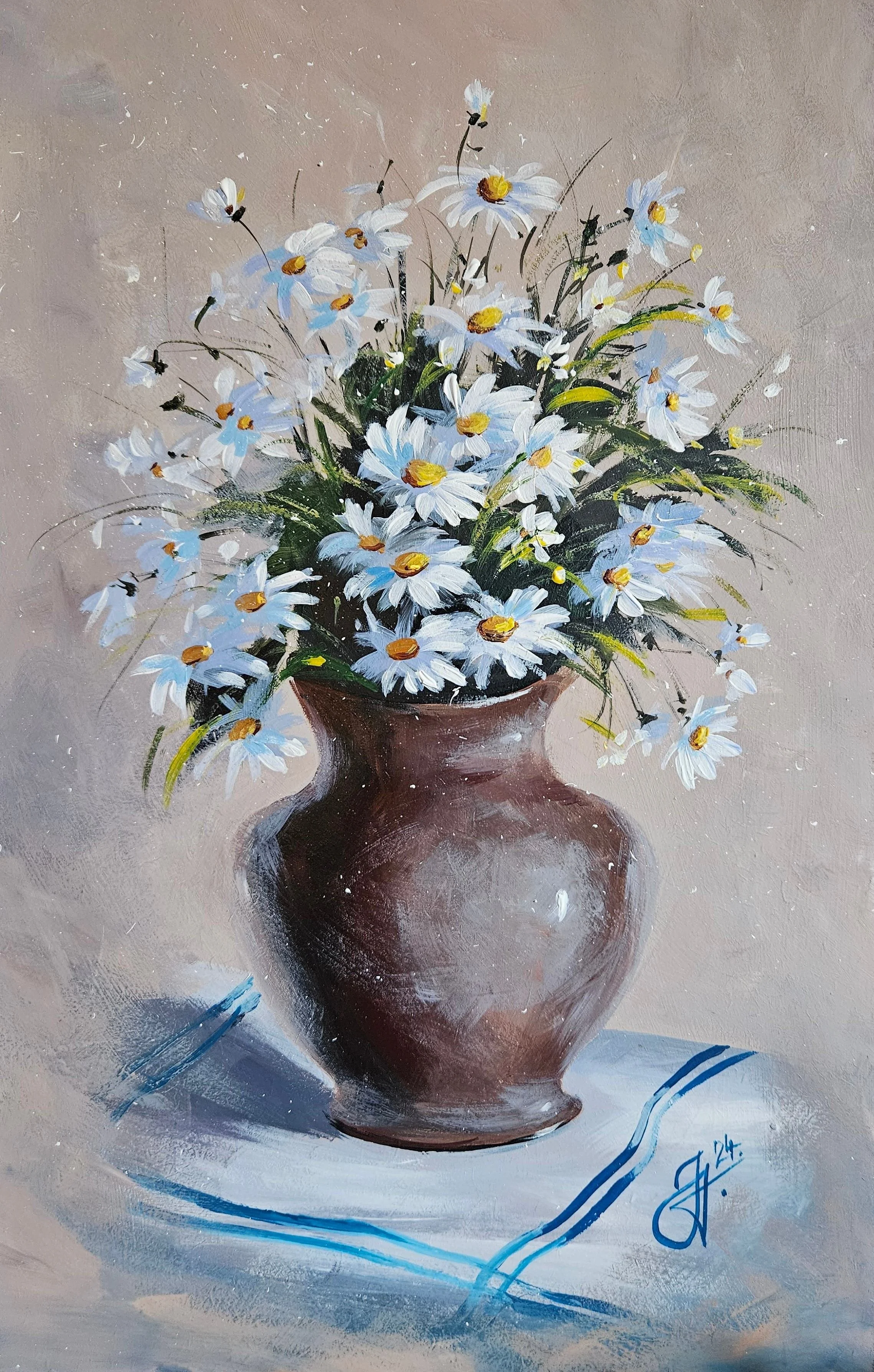 Margaréty v džbáne. Zátišie s lúčnymi kvetmi. Wildflowers stillife.