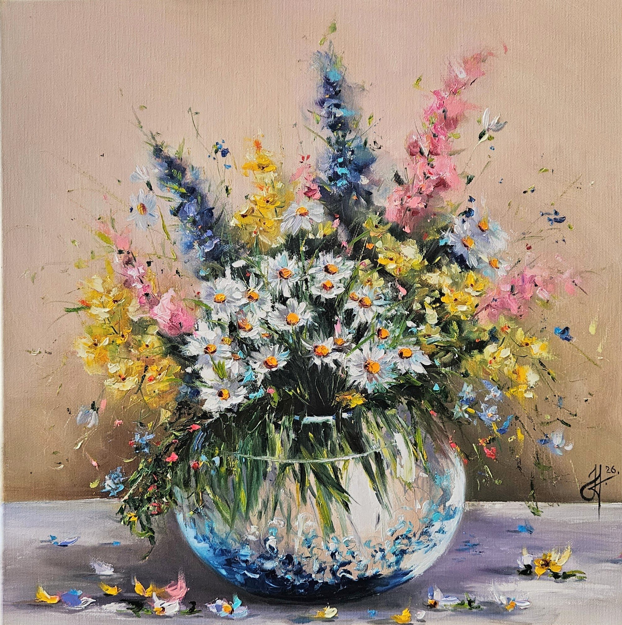 Lúčne kvety v sklenenej váze. Zátišie s margarétami a inými poľnými kvetmi. Ručne maľovaný obraz na predaj.