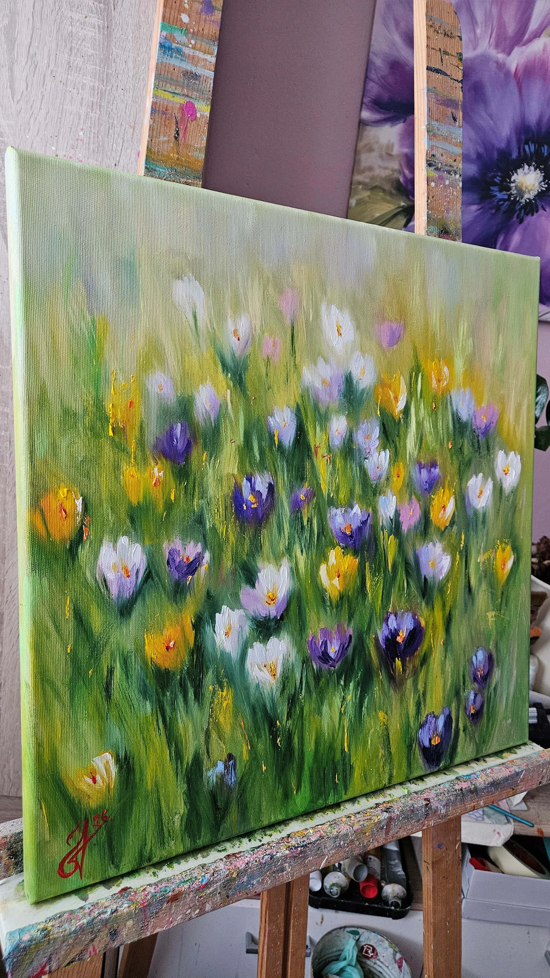 Jarné kvety v záhrade. Krokusy v tráve. Ručne maľovaný obraz na predaj.