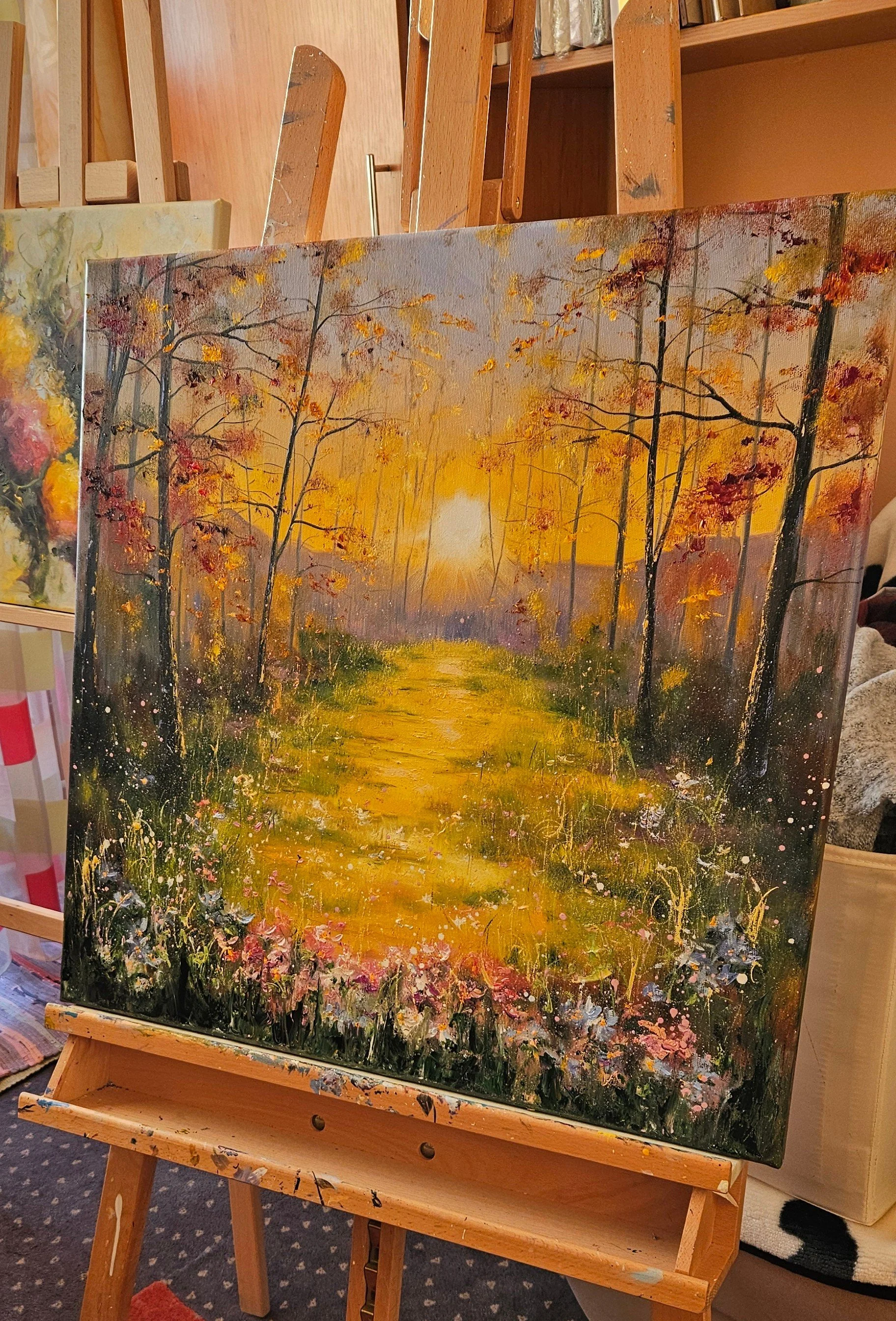 Slnečné ráno na čistinke v lese. Stromy, kvety, príroda. Ručne maľovaný obraz na predaj.