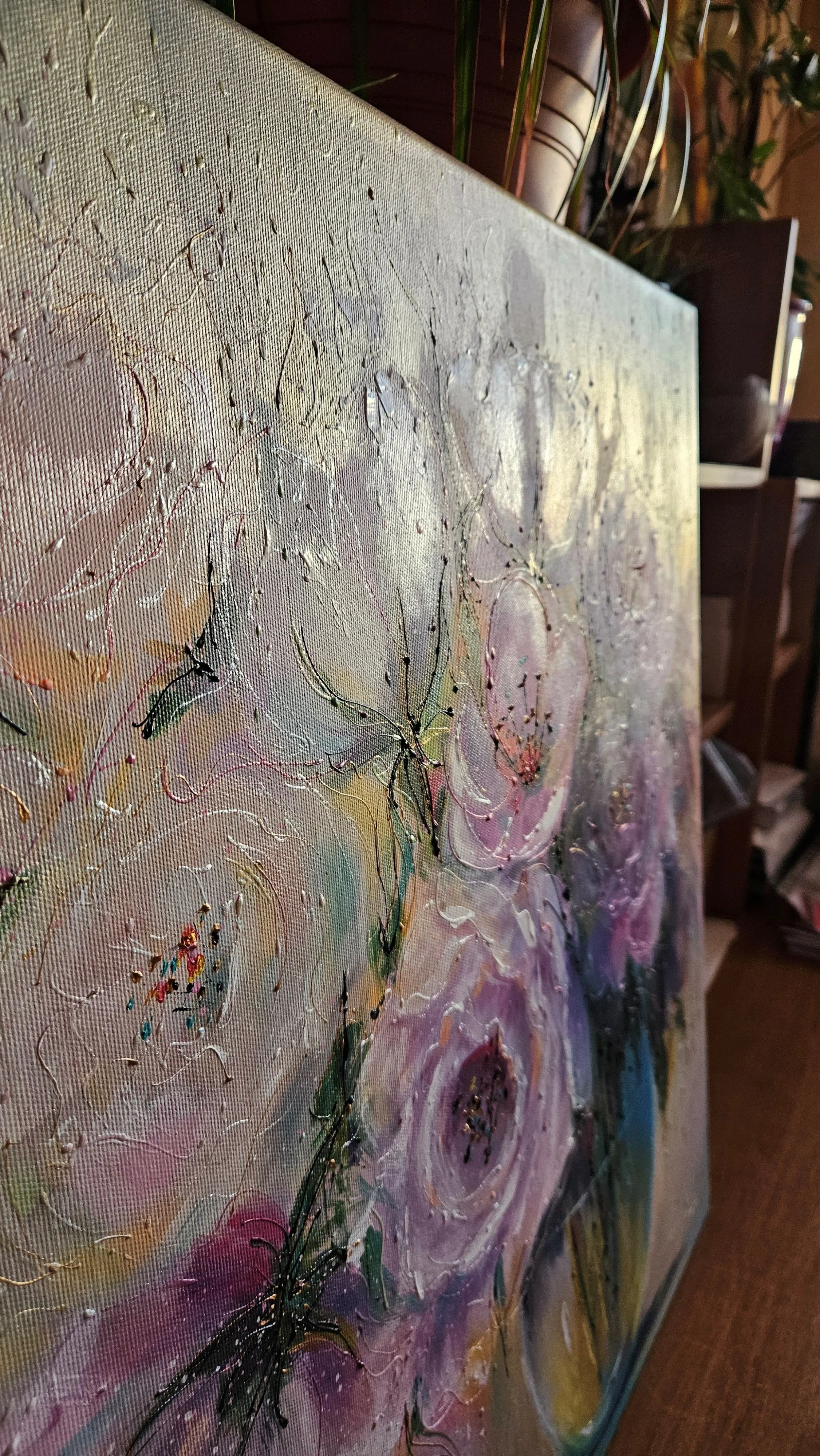 Moderný obraz s veľkými kvetmi vo váze.  Zlaté a perleťové odlesky. Zátišie s kvetmi. Ručne maľovaný obraz na predaj.