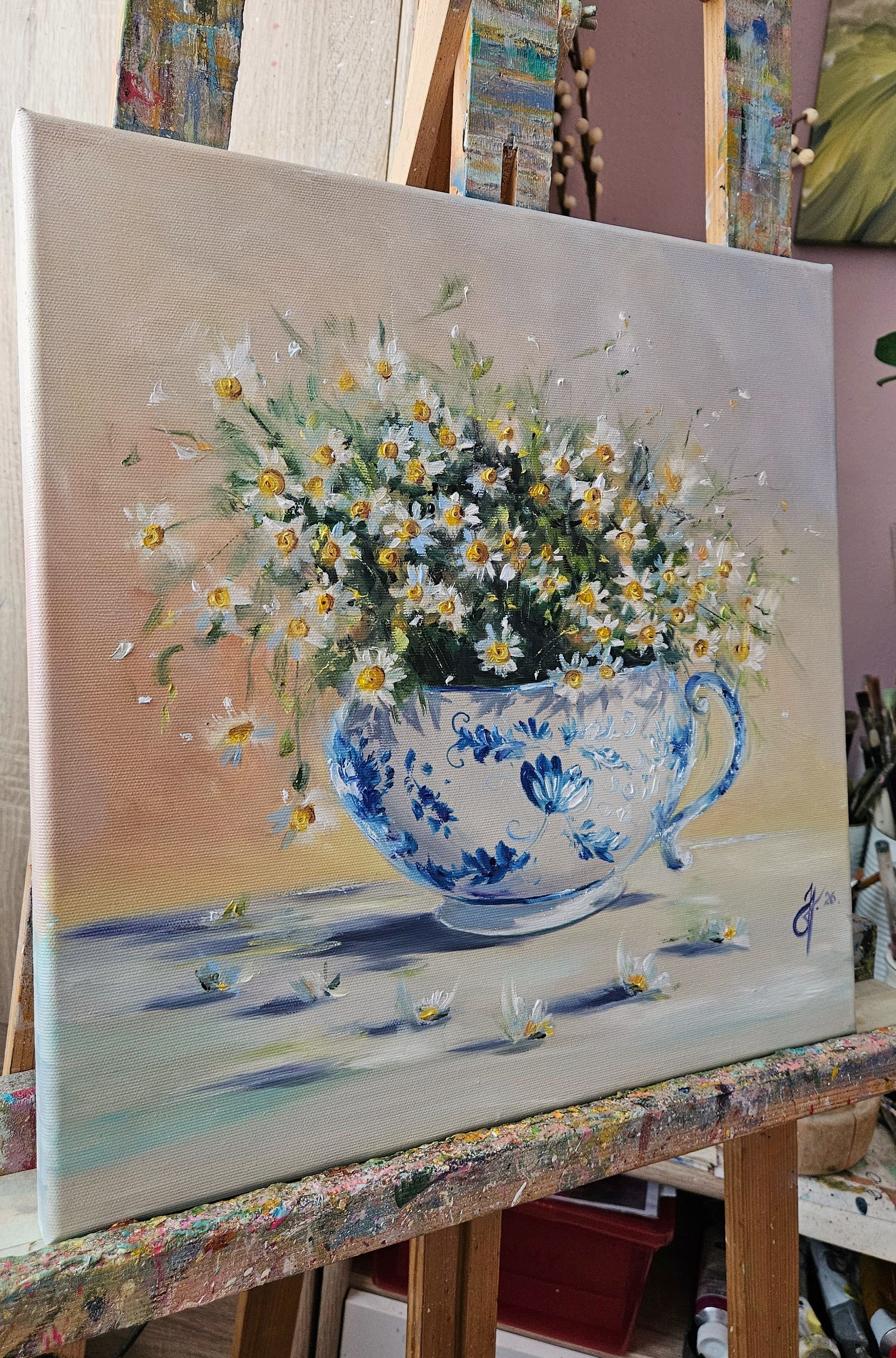 Zátišie s poľnými kvetmi. Harmanček v šálke. Vintage obraz vhodný na chalupu. Ručne maľovaný obraz na predaj.