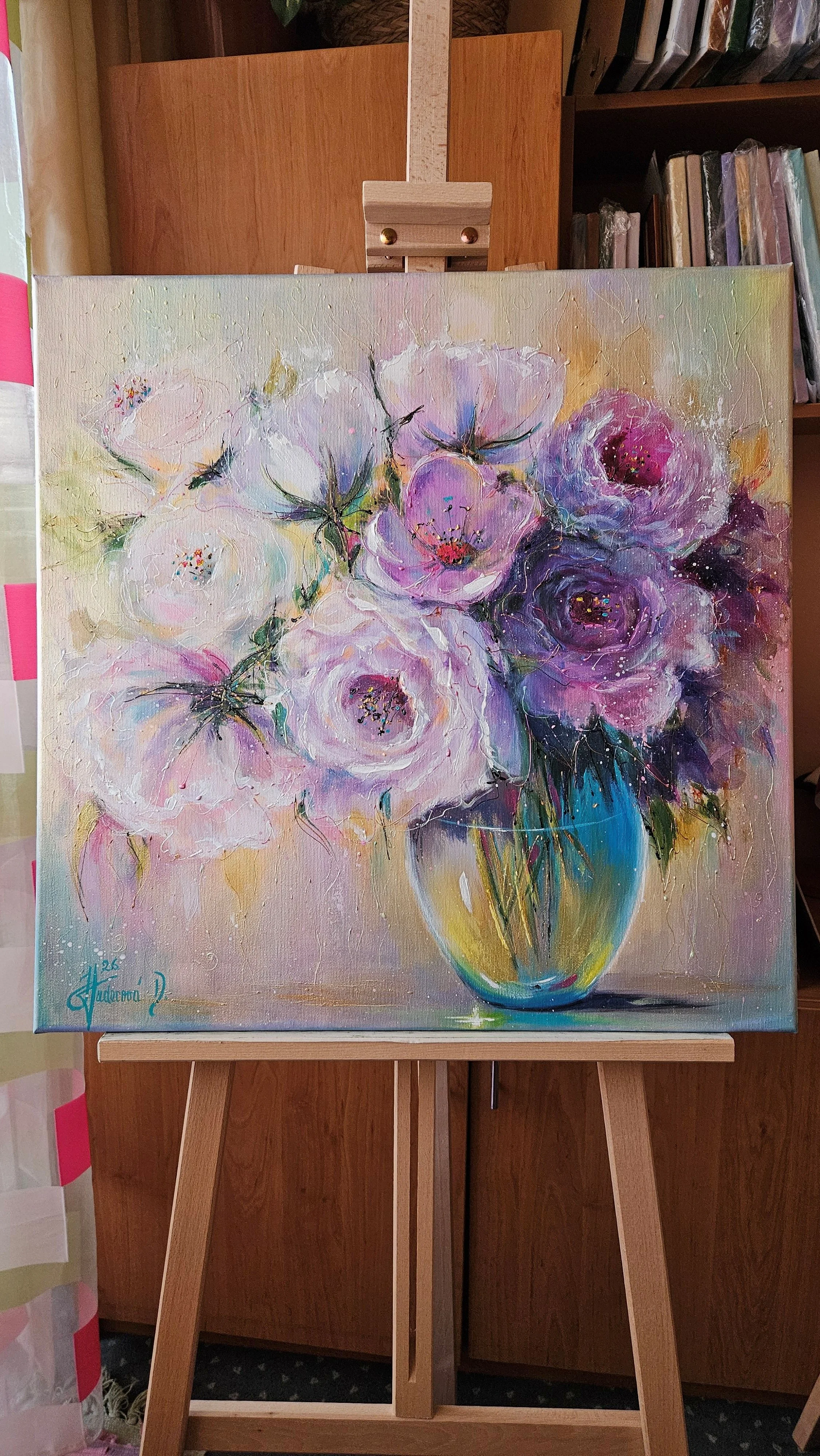 Moderný obraz s veľkými kvetmi vo váze.  Zlaté a perleťové odlesky. Zátišie s kvetmi. Ručne maľovaný obraz na predaj.