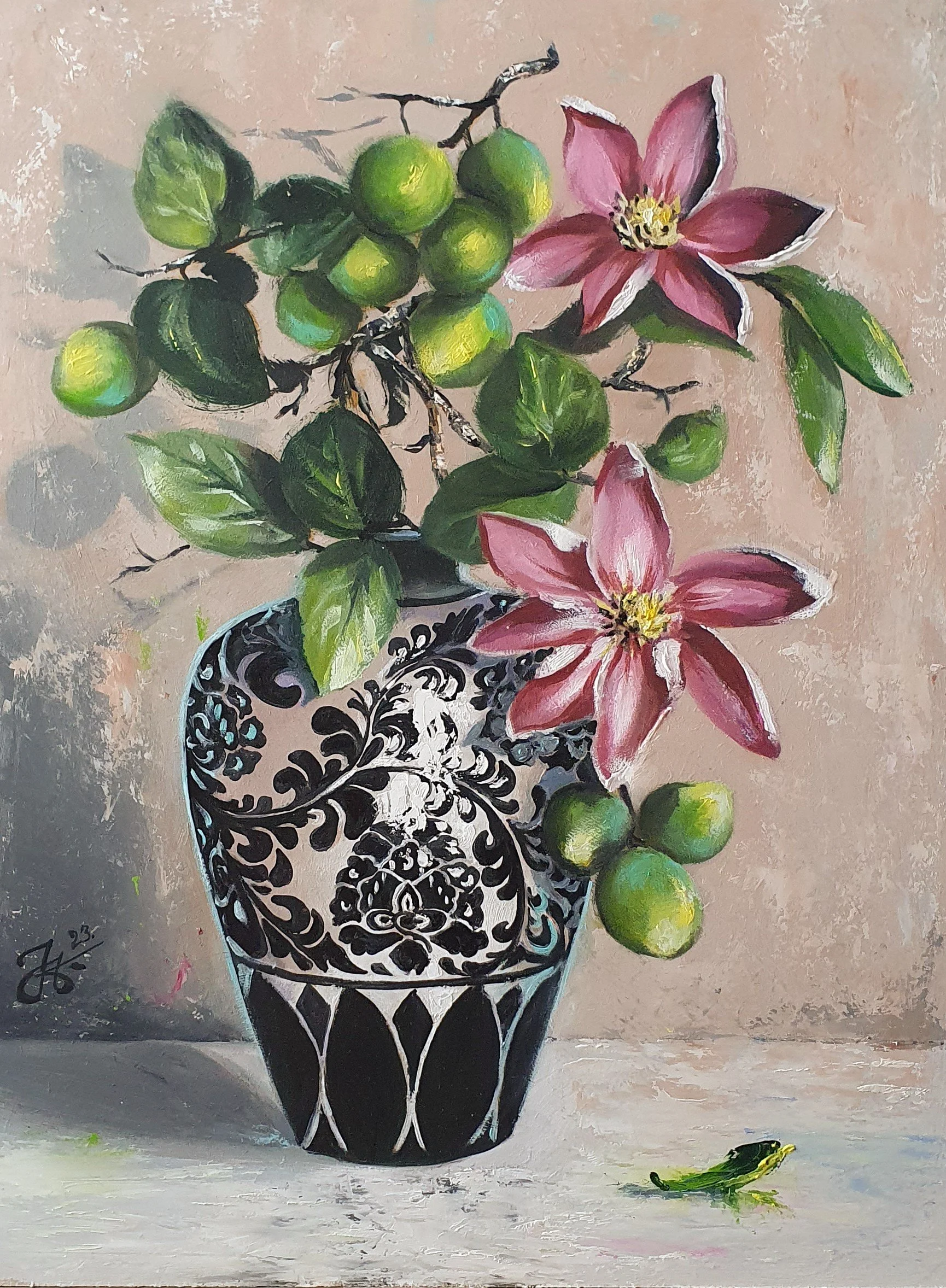 Červený kvet vo váze. Plamienok  v čierno-bielej maľovanej váze s ornamentom. 