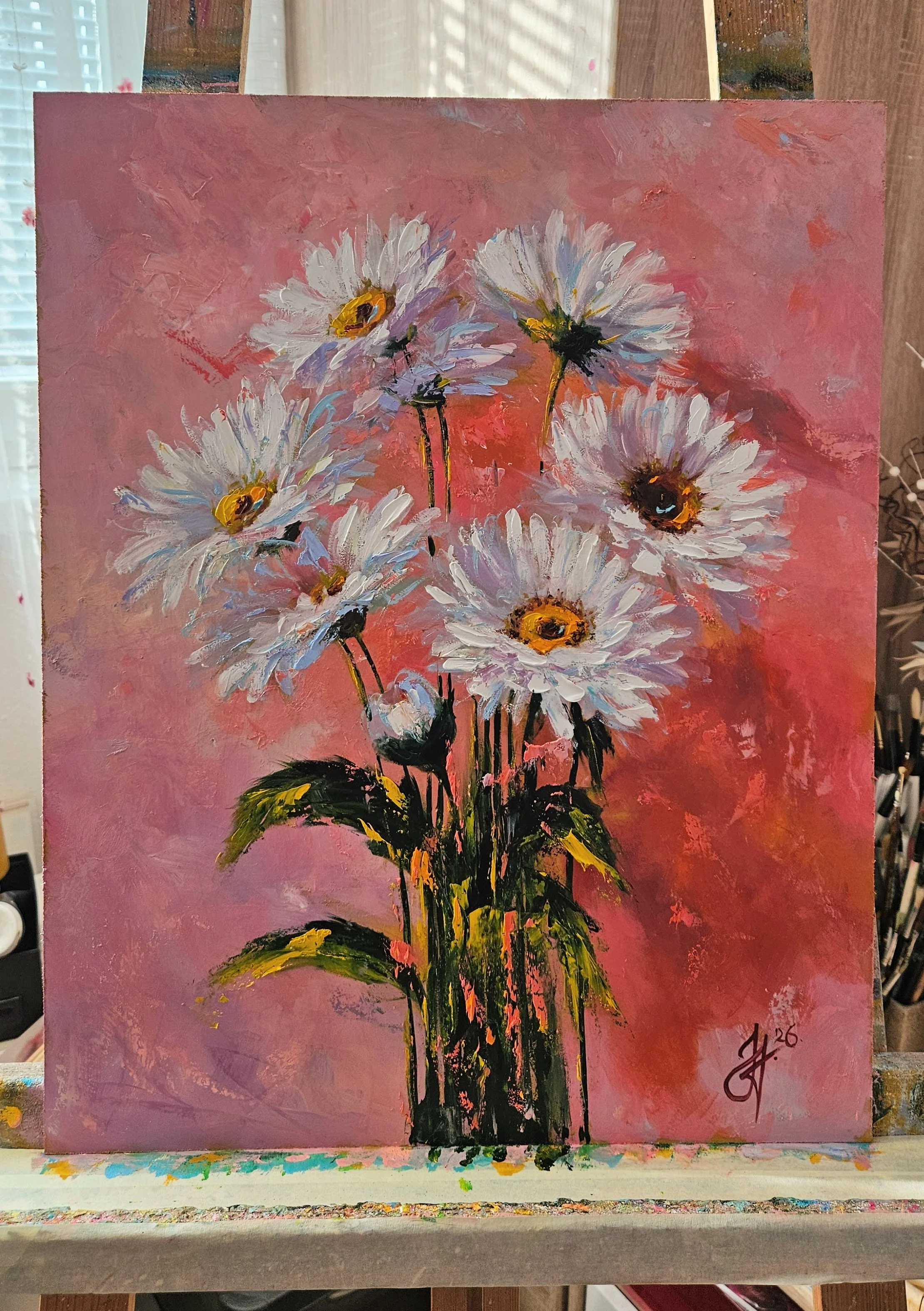 Biele margaréty na ružovom pozadí. Zátišie s kvetmi. Ručne maľovaný obraz kvetov na predaj.