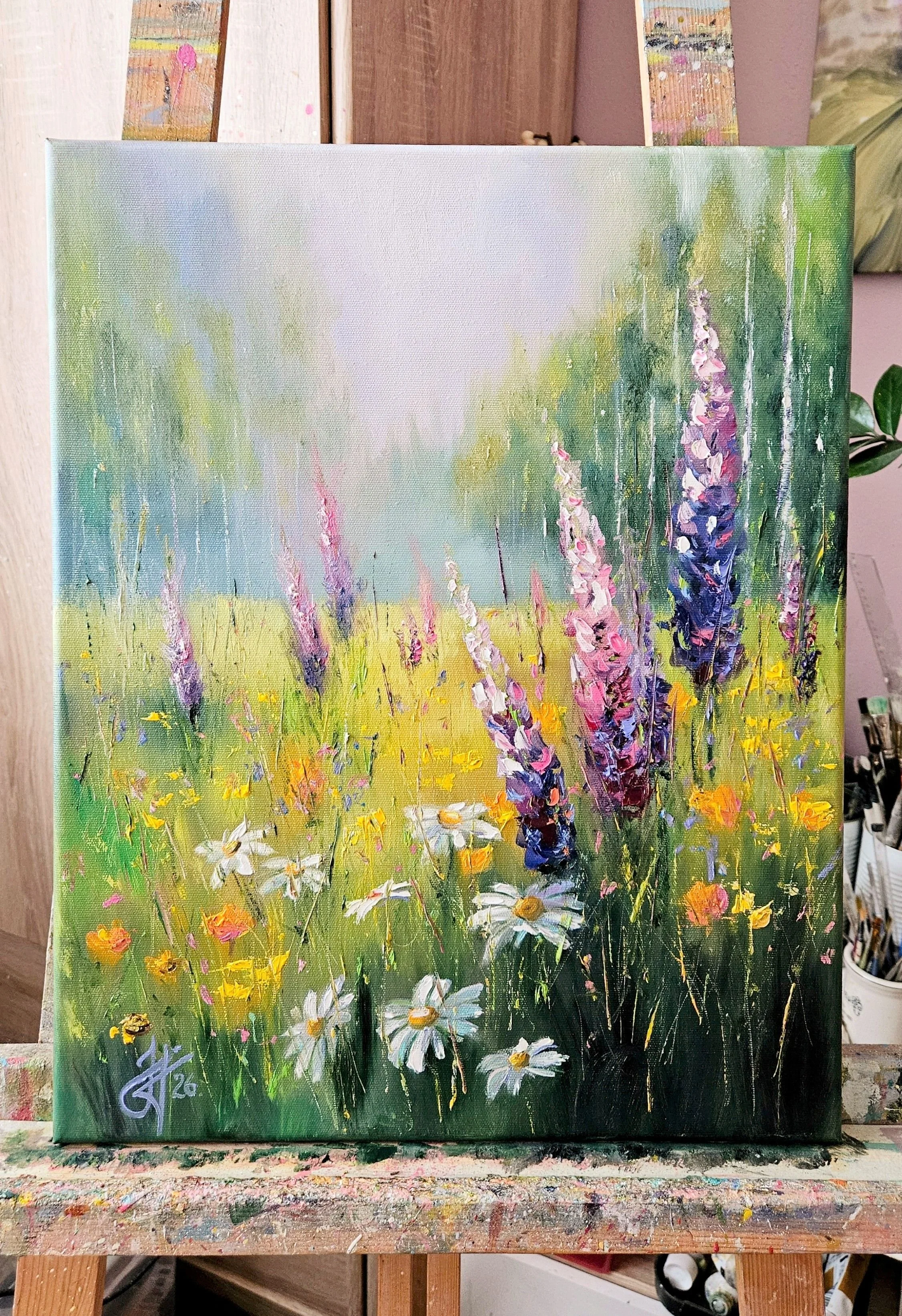 Letná lúka s kvetmi. Lupínie na čistinke v prírode. Ručne maľovaný obraz na predaj.