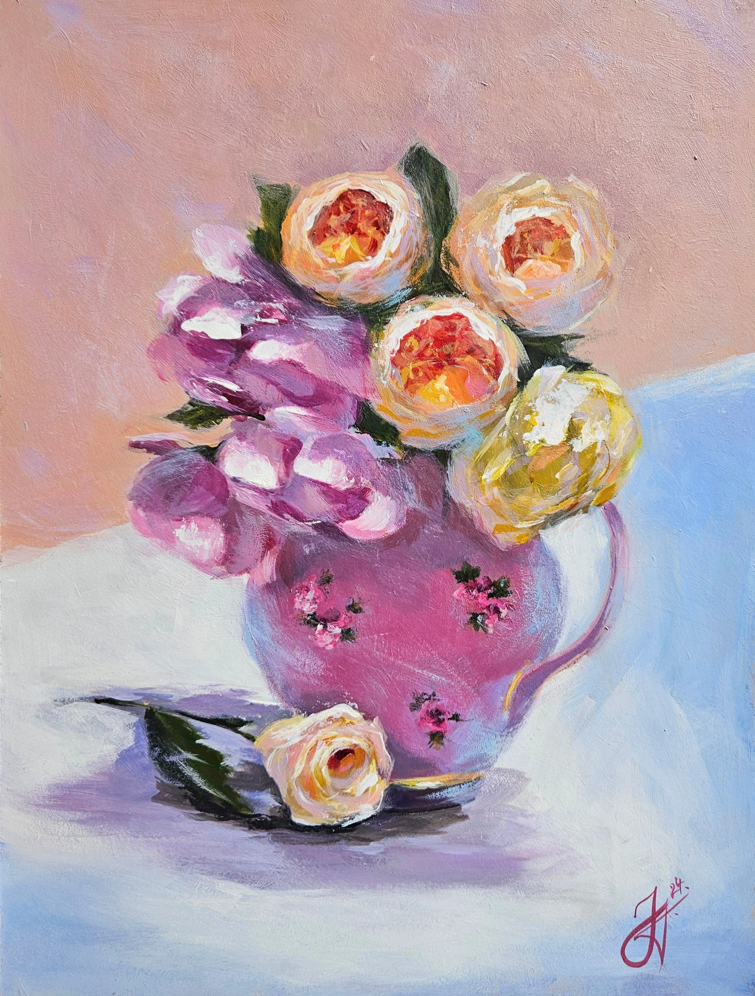 Žlté ruže a ružové pivónie v ružovej váze. Zátišie s kvetmi. Peonies.