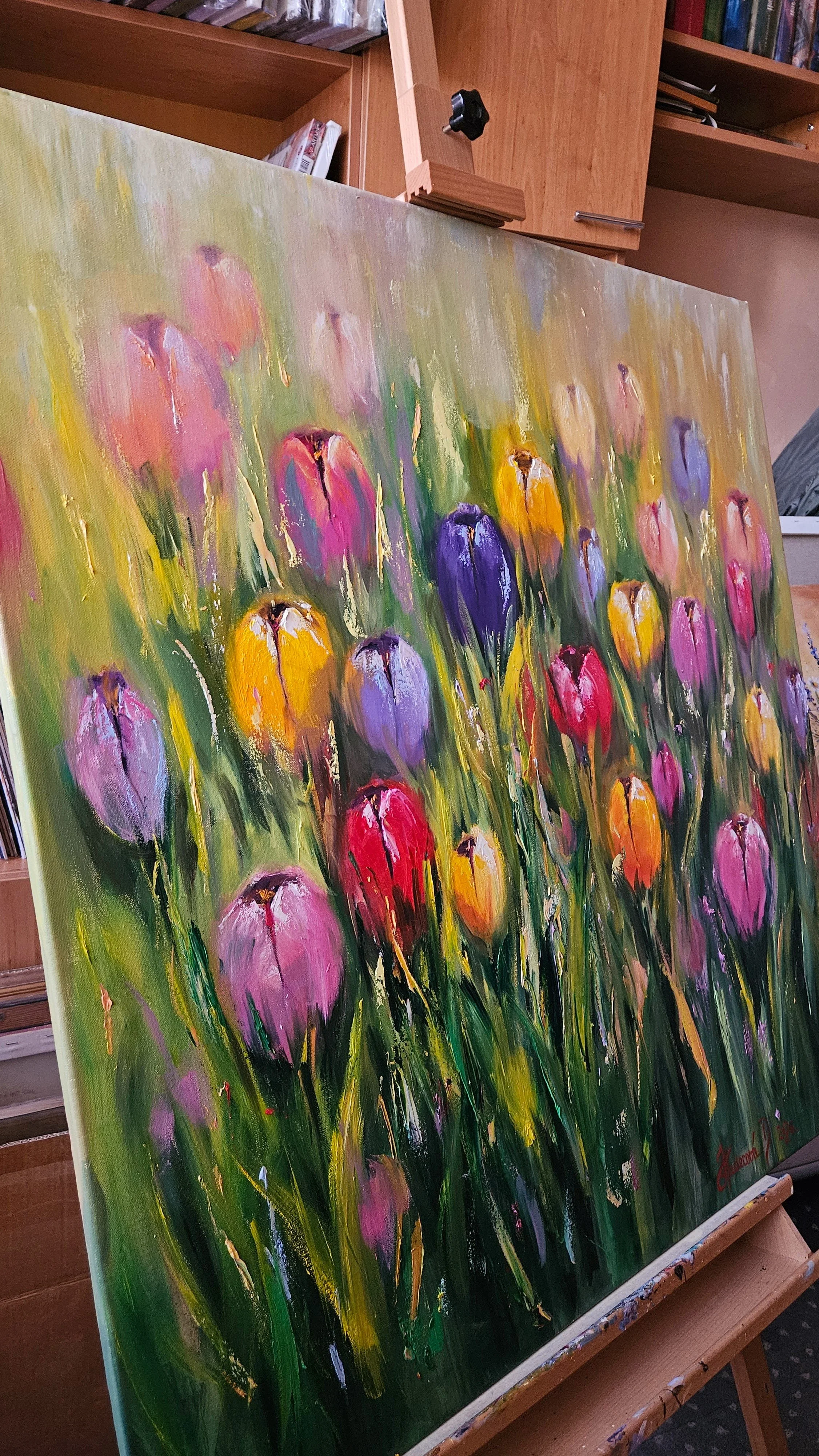 Farebné tulipány v záhrade. Moderný obraz s kvetmi. Ručne maľovaný obraz na predaj.