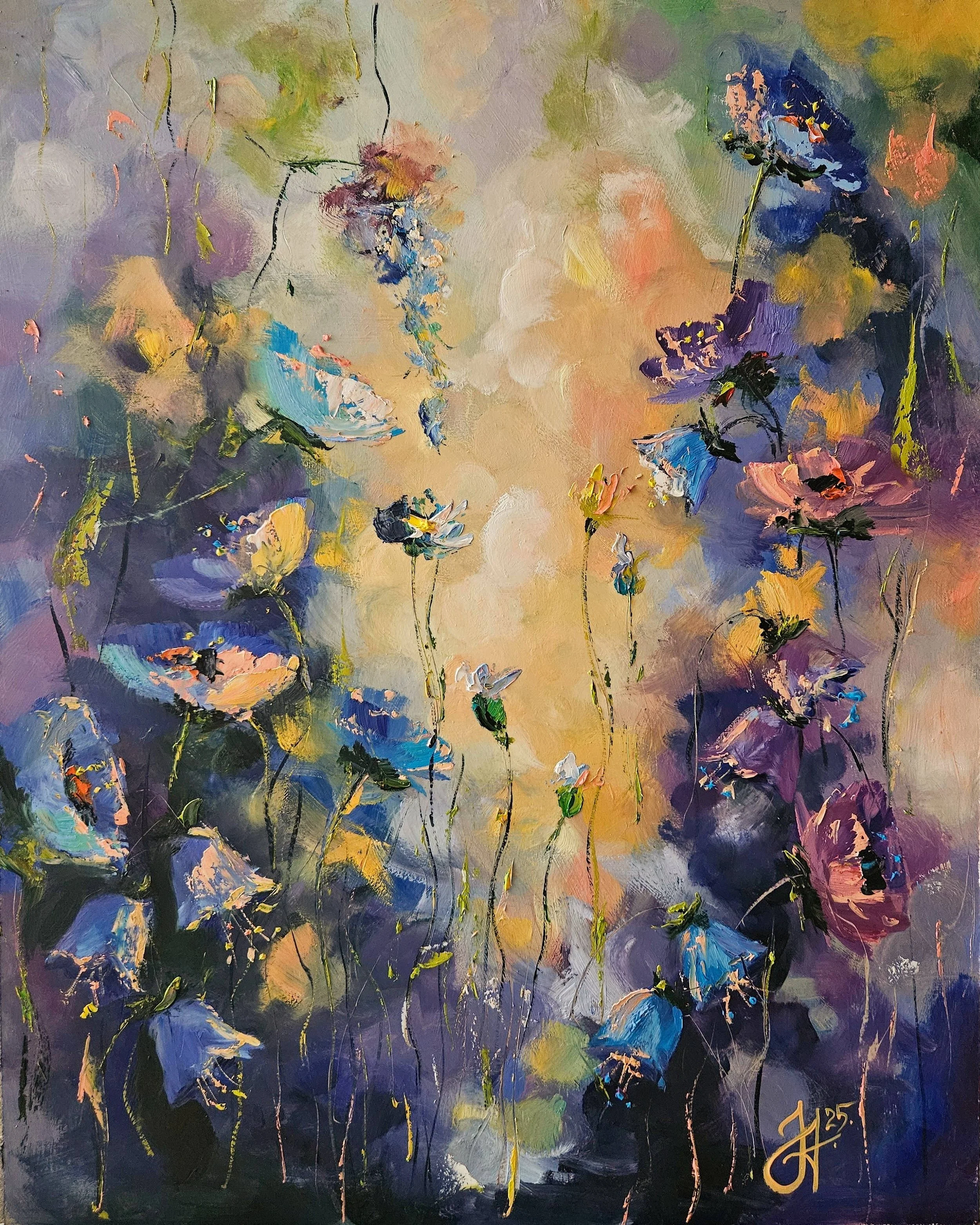 Fialové lúčne kvety. Ručne maľovaný obraz s kvetmi na  lúke. Moderný ručne maľovaný obraz. 