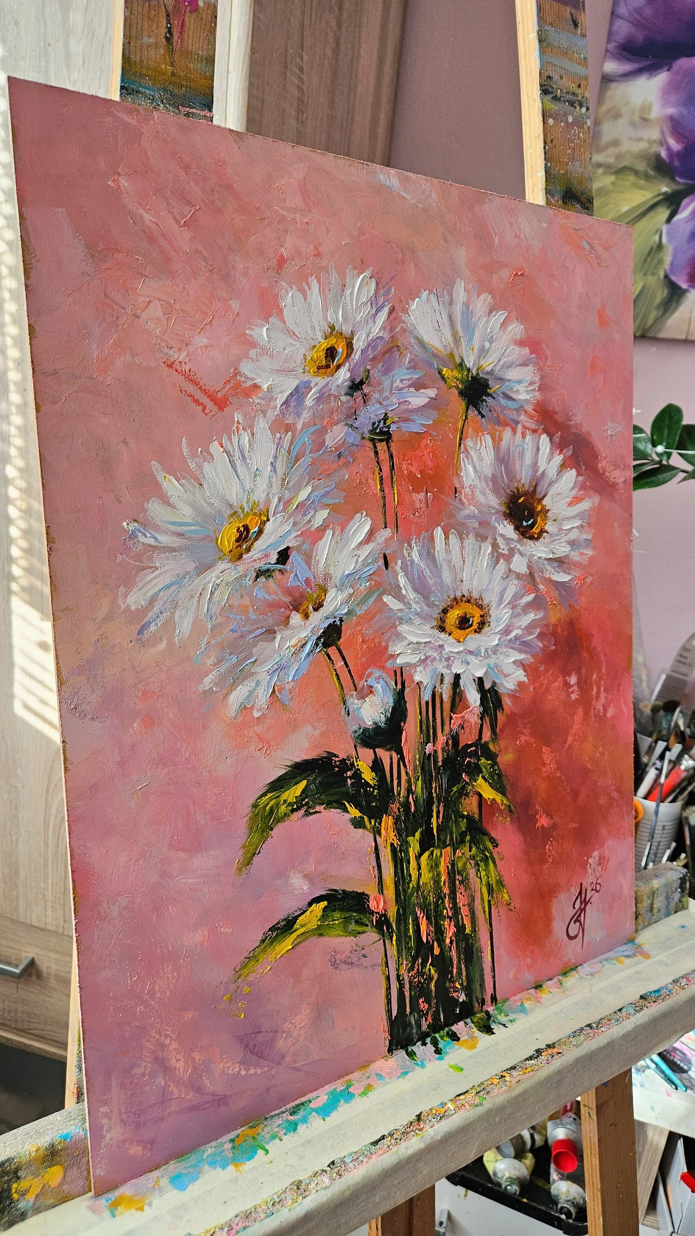 Biele margaréty na ružovom pozadí. Zátišie s kvetmi. Ručne maľovaný obraz kvetov na predaj.