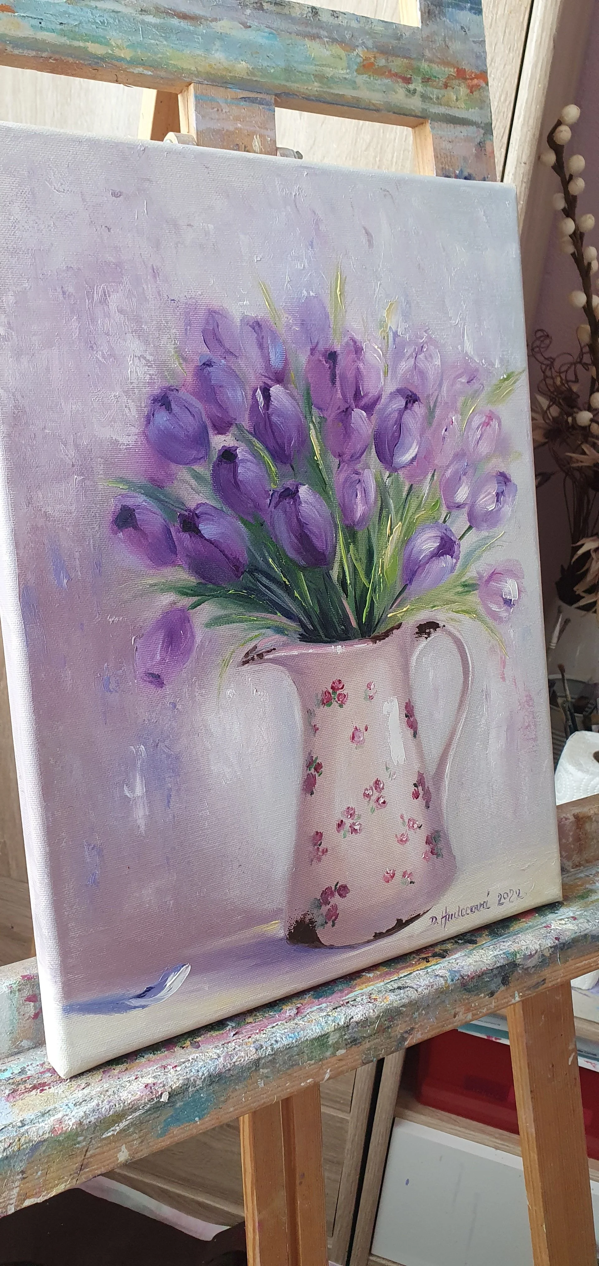 Fialové tulipány v maľovanom vintage džbáne. Ručne maľovaný obraz na predaj.
