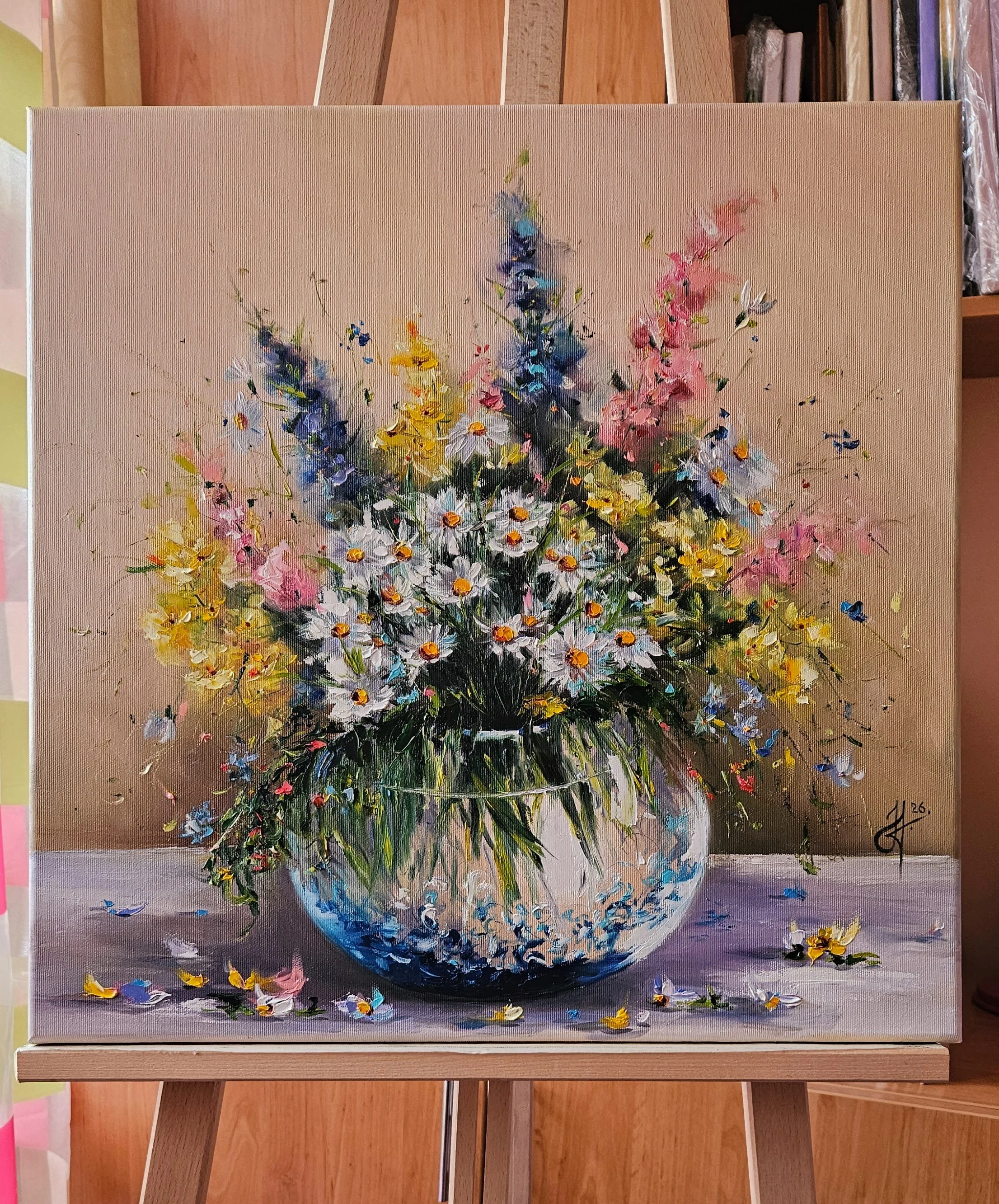 Lúčne kvety v sklenenej váze. Zátišie s margarétami a inými poľnými kvetmi. Ručne maľovaný obraz na predaj.