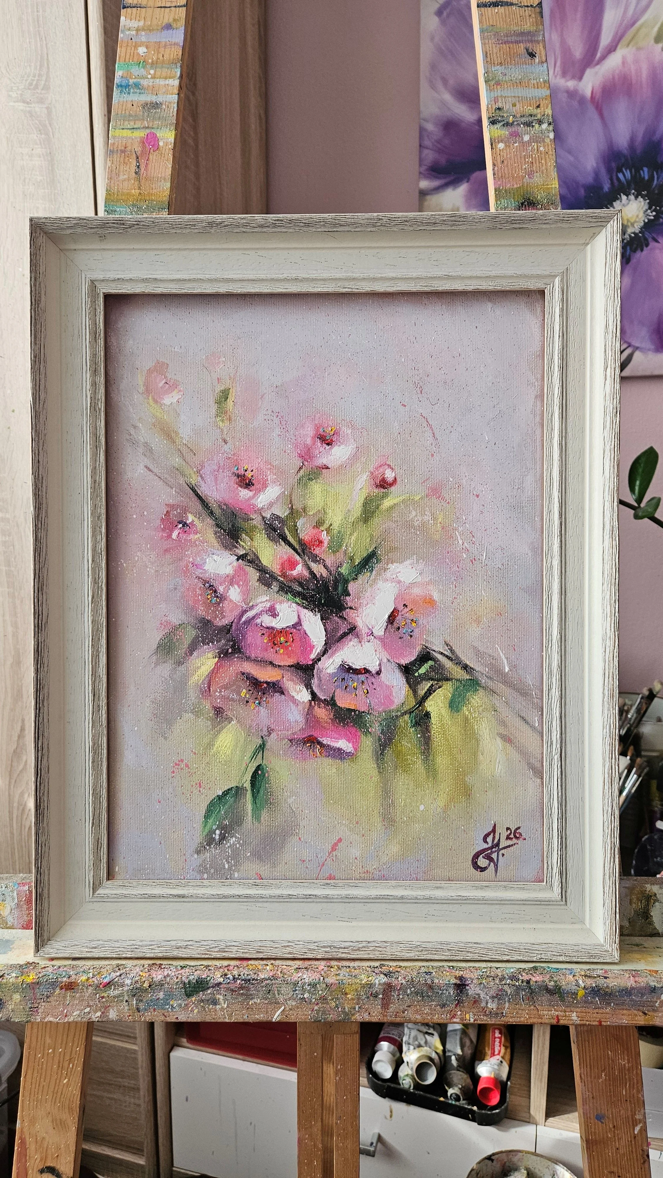 Rozkvitnutá jarná vetvička. Jemné ružové kvietky na konári stromu. Ručne maľovaný obraz na predaj.