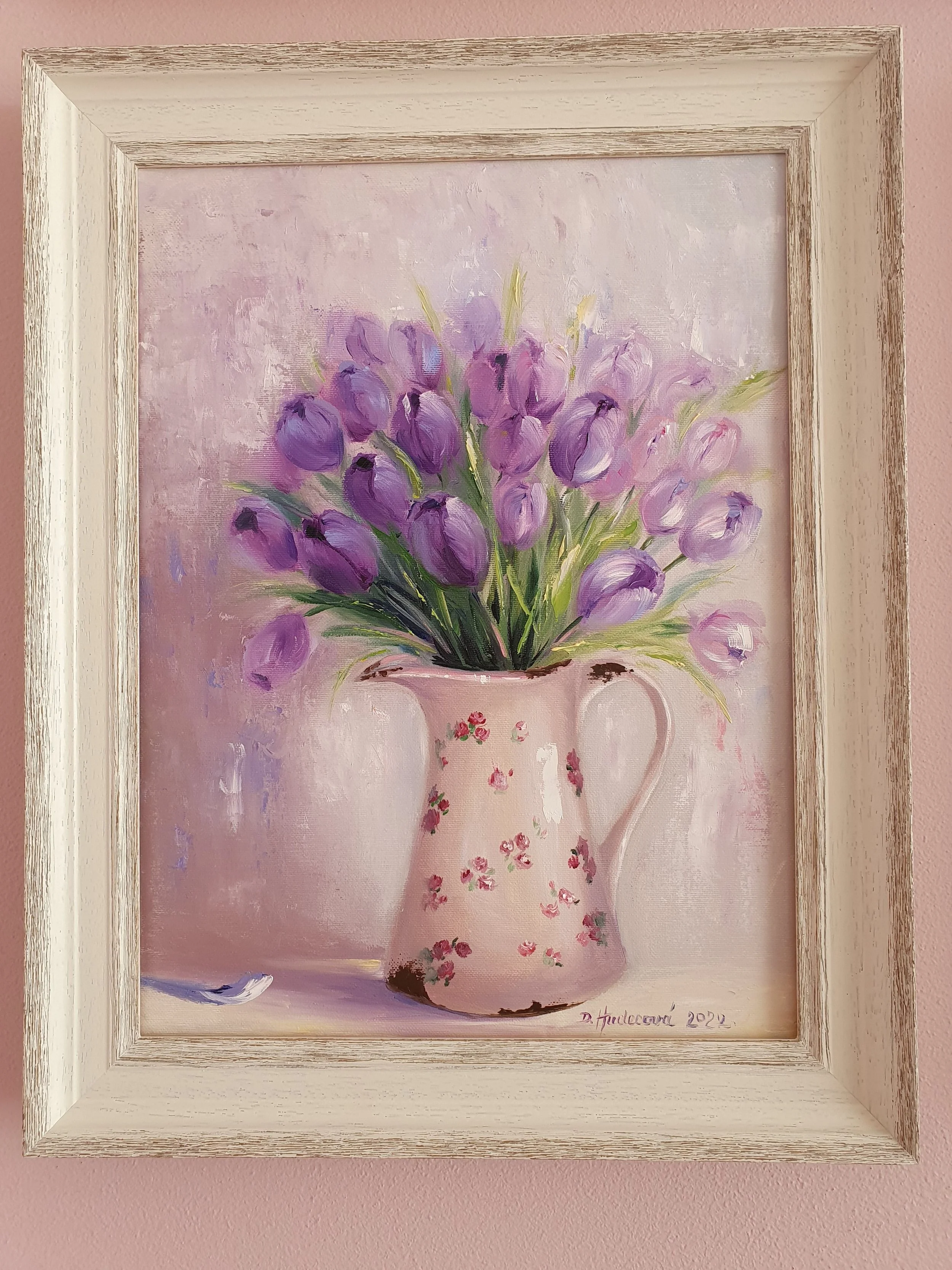 Fialové tulipány v maľovanom vintage džbáne. Ručne maľovaný obraz na predaj.
