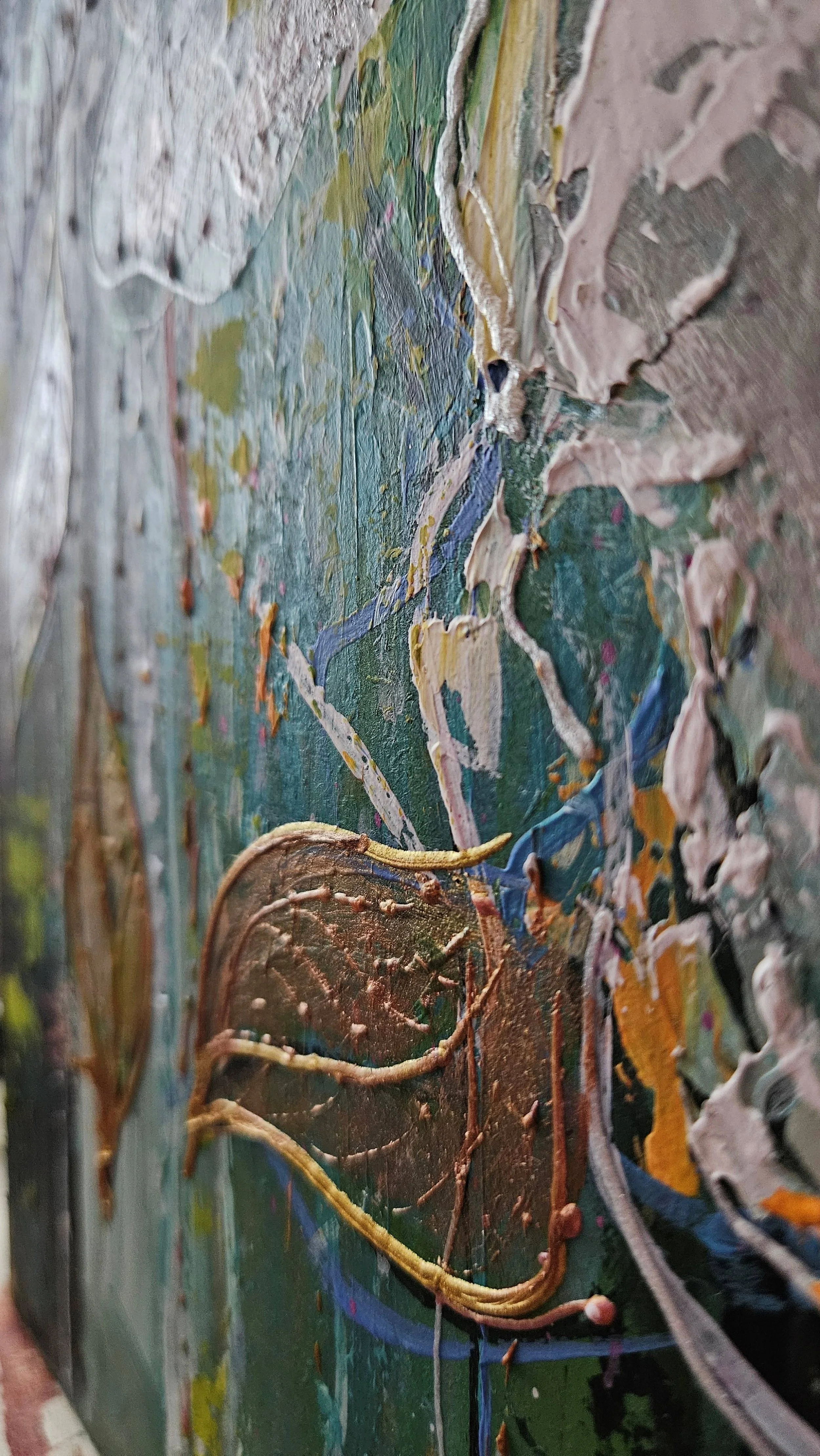 Obraz s veľkými bielymi kvetmi  so zlatými a perleťovými odleskami. Moderný obraz s kvetmi.